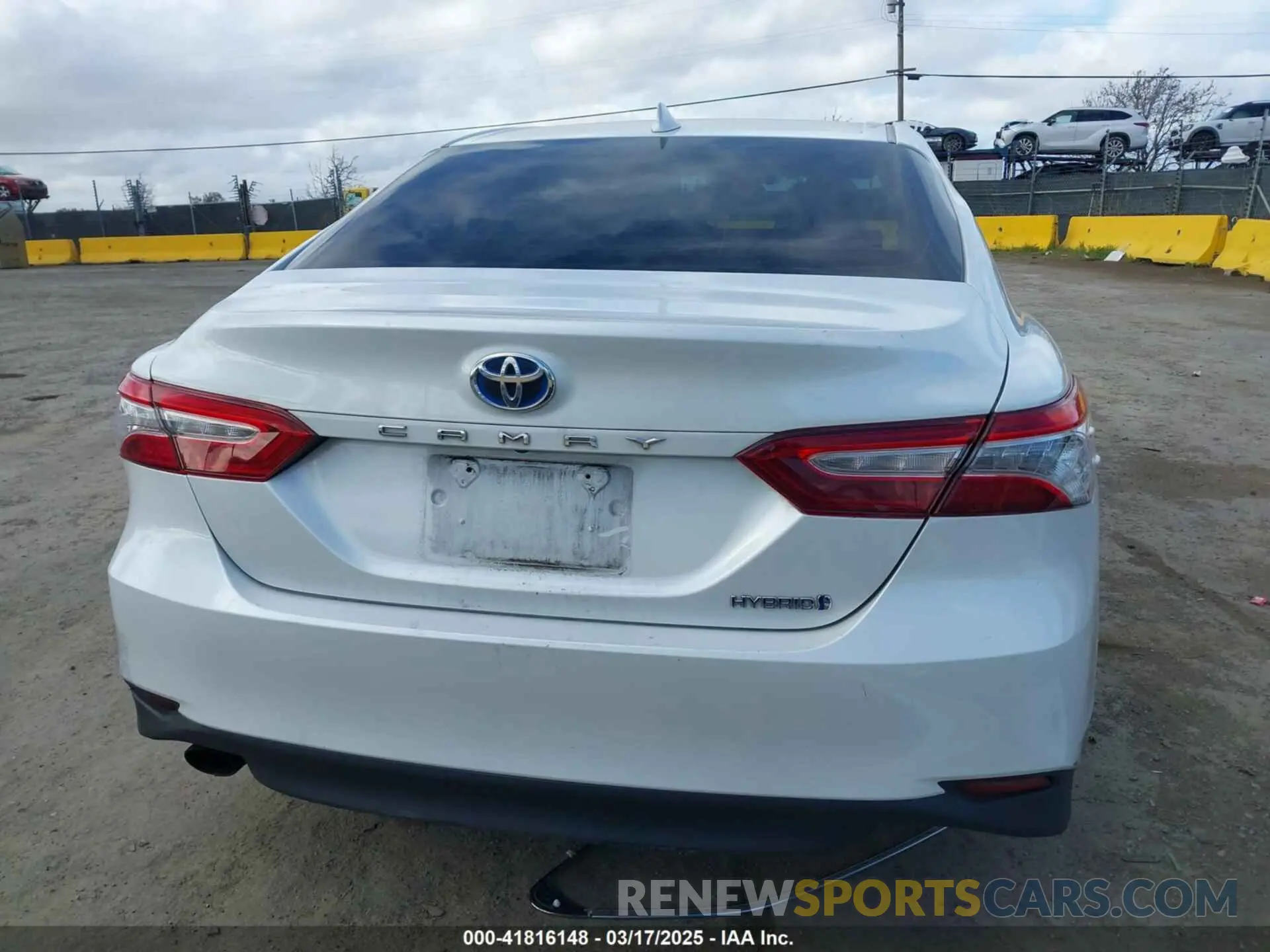 17 Photograph of a damaged car 4T1F31AK2LU014000 TOYOTA CAMRY 2020