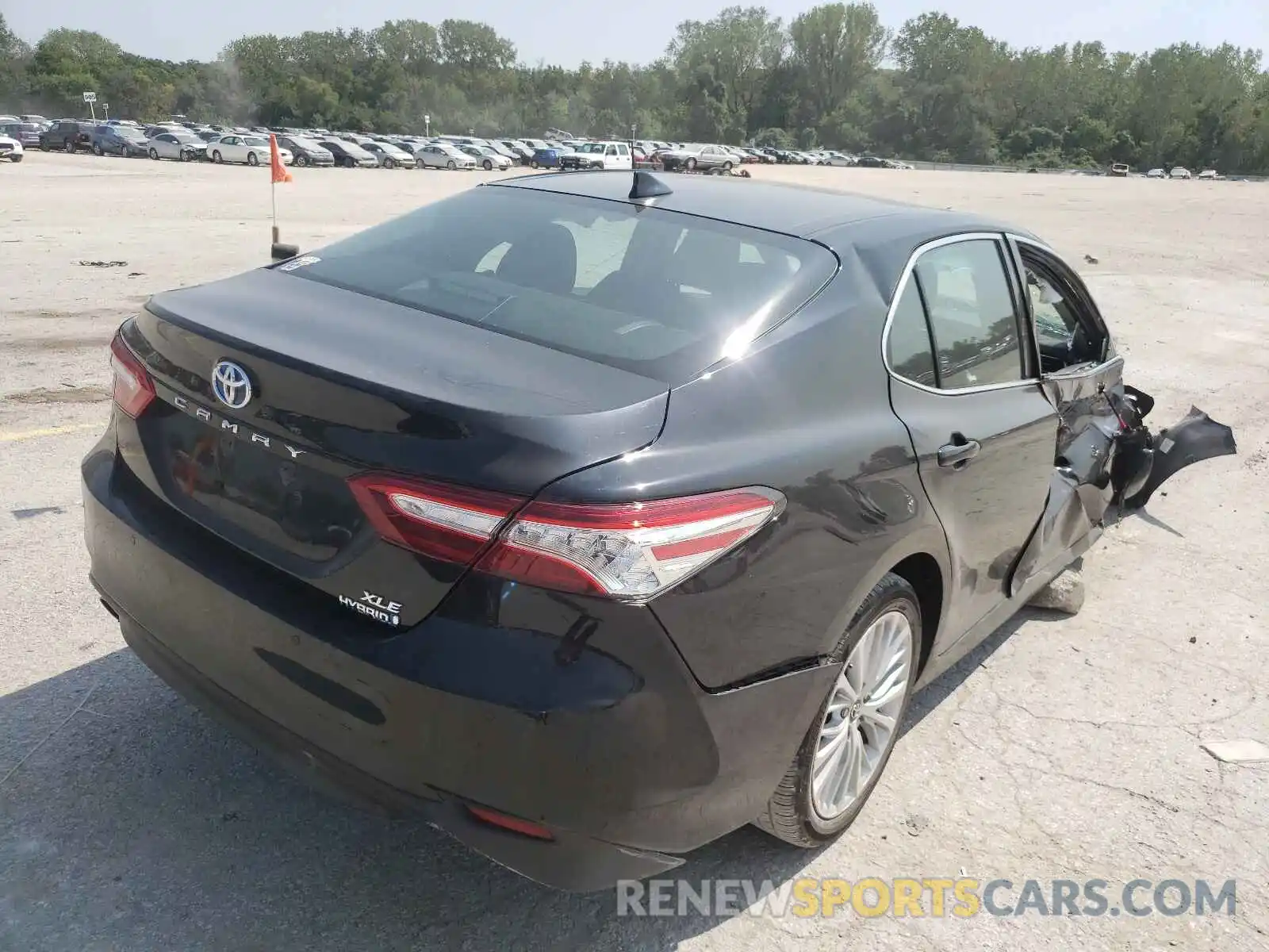 4 Photograph of a damaged car 4T1F31AK5LU010118 TOYOTA CAMRY 2020