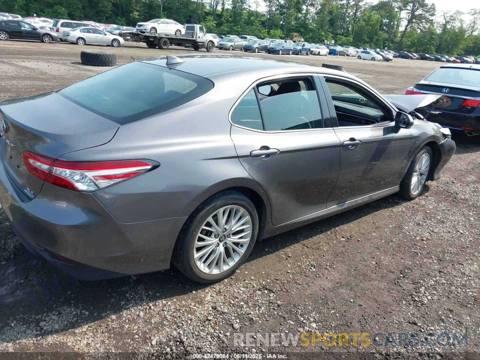 4 Photograph of a damaged car 4T1F31AK6LU526262 TOYOTA CAMRY 2020