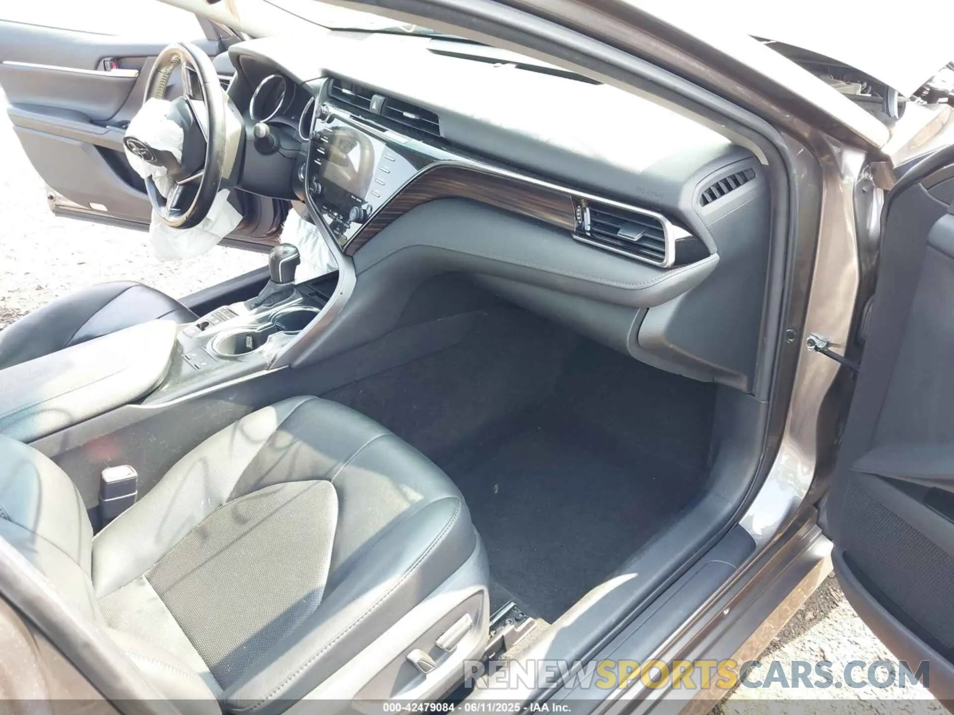 5 Photograph of a damaged car 4T1F31AK6LU526262 TOYOTA CAMRY 2020