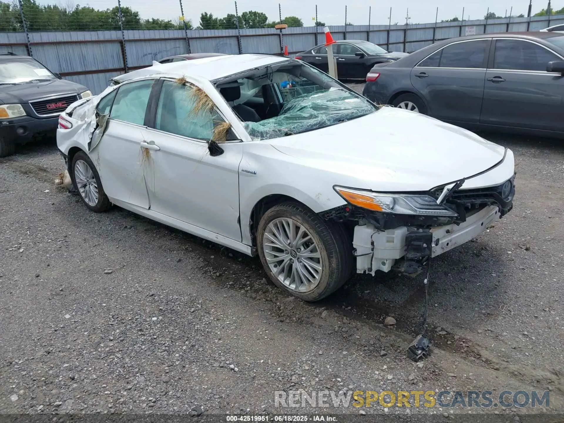 1 Photograph of a damaged car 4T1F31AK8LU520706 TOYOTA CAMRY 2020