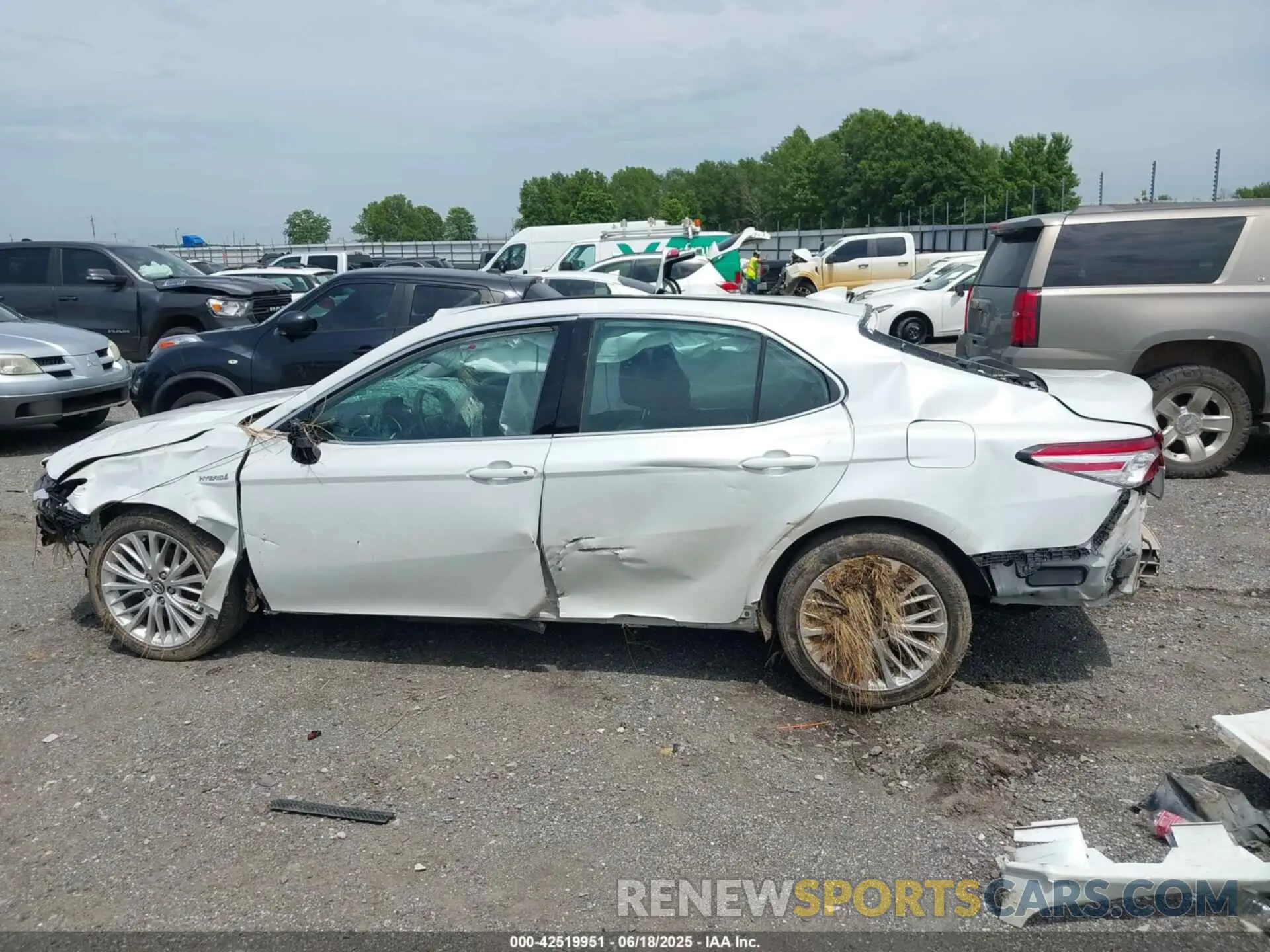 13 Photograph of a damaged car 4T1F31AK8LU520706 TOYOTA CAMRY 2020