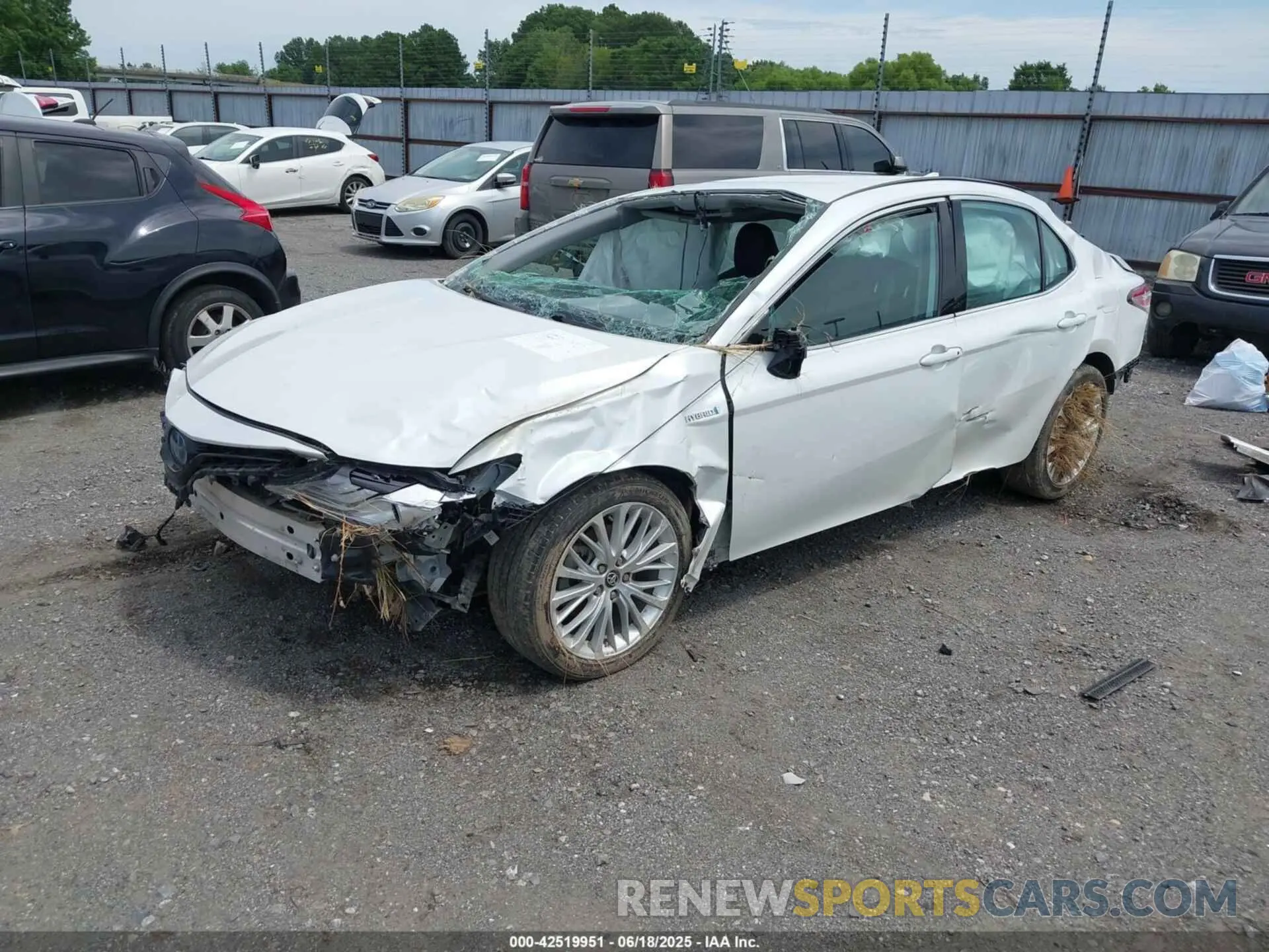 2 Photograph of a damaged car 4T1F31AK8LU520706 TOYOTA CAMRY 2020