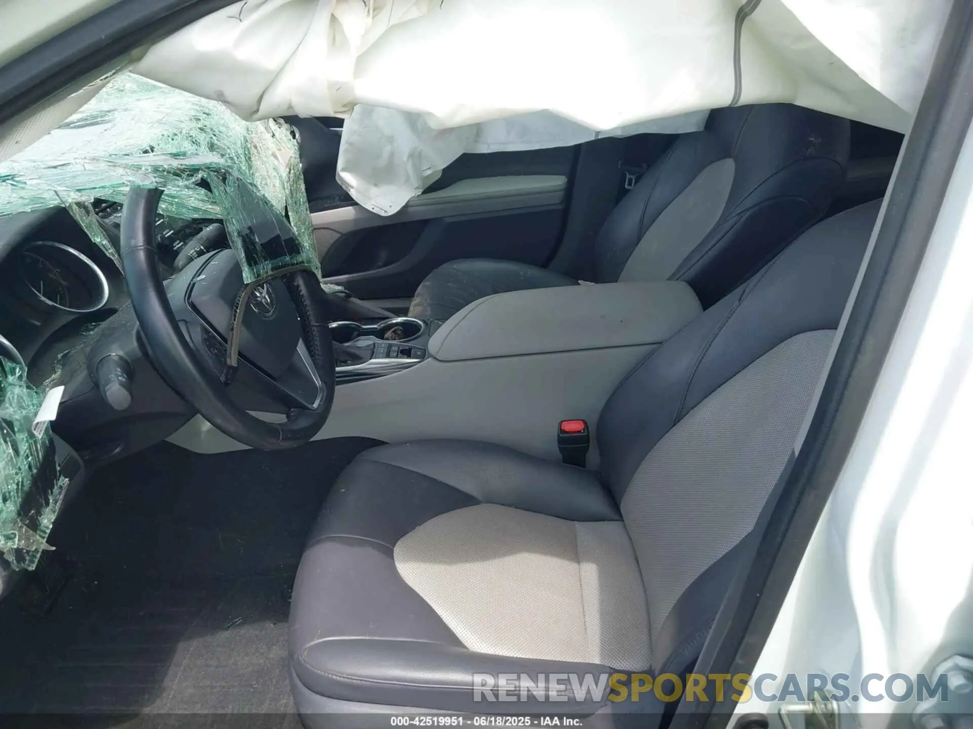 5 Photograph of a damaged car 4T1F31AK8LU520706 TOYOTA CAMRY 2020