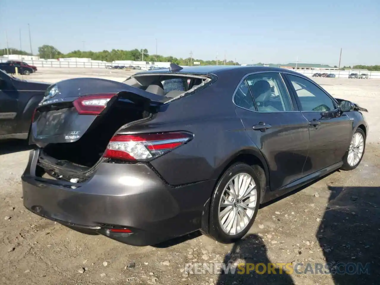 4 Photograph of a damaged car 4T1F31AK8LU520737 TOYOTA CAMRY 2020