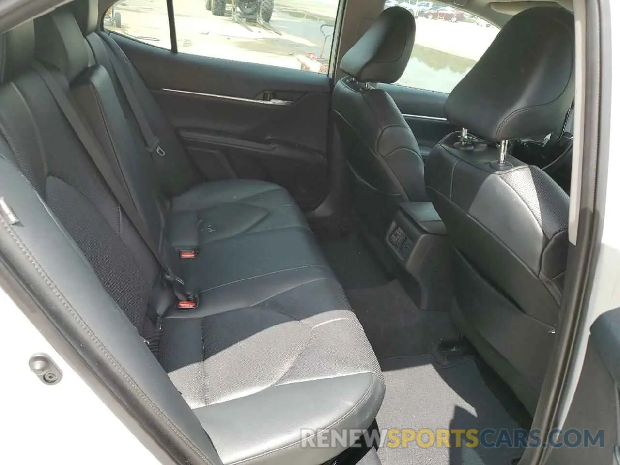 10 Photograph of a damaged car 4T1F31AKXLU533943 TOYOTA CAMRY 2020