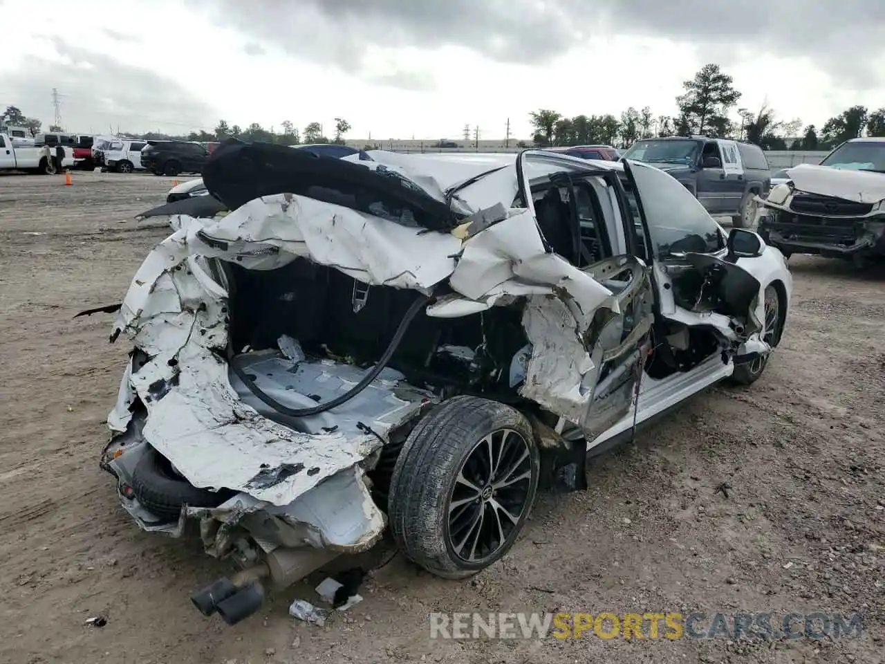 4 Photograph of a damaged car 4T1G11AK0LU305332 TOYOTA CAMRY 2020