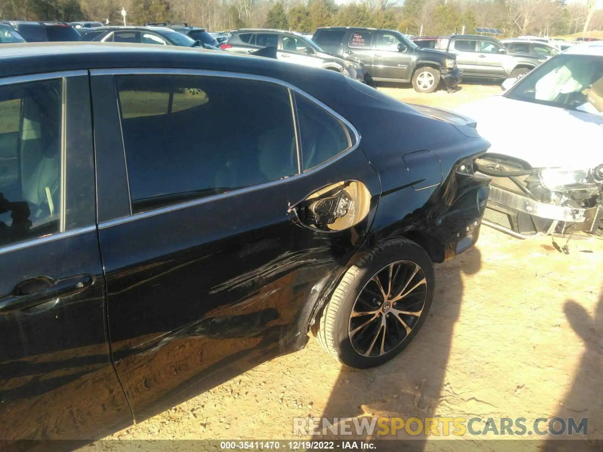 6 Photograph of a damaged car 4T1G11AK0LU871975 TOYOTA CAMRY 2020