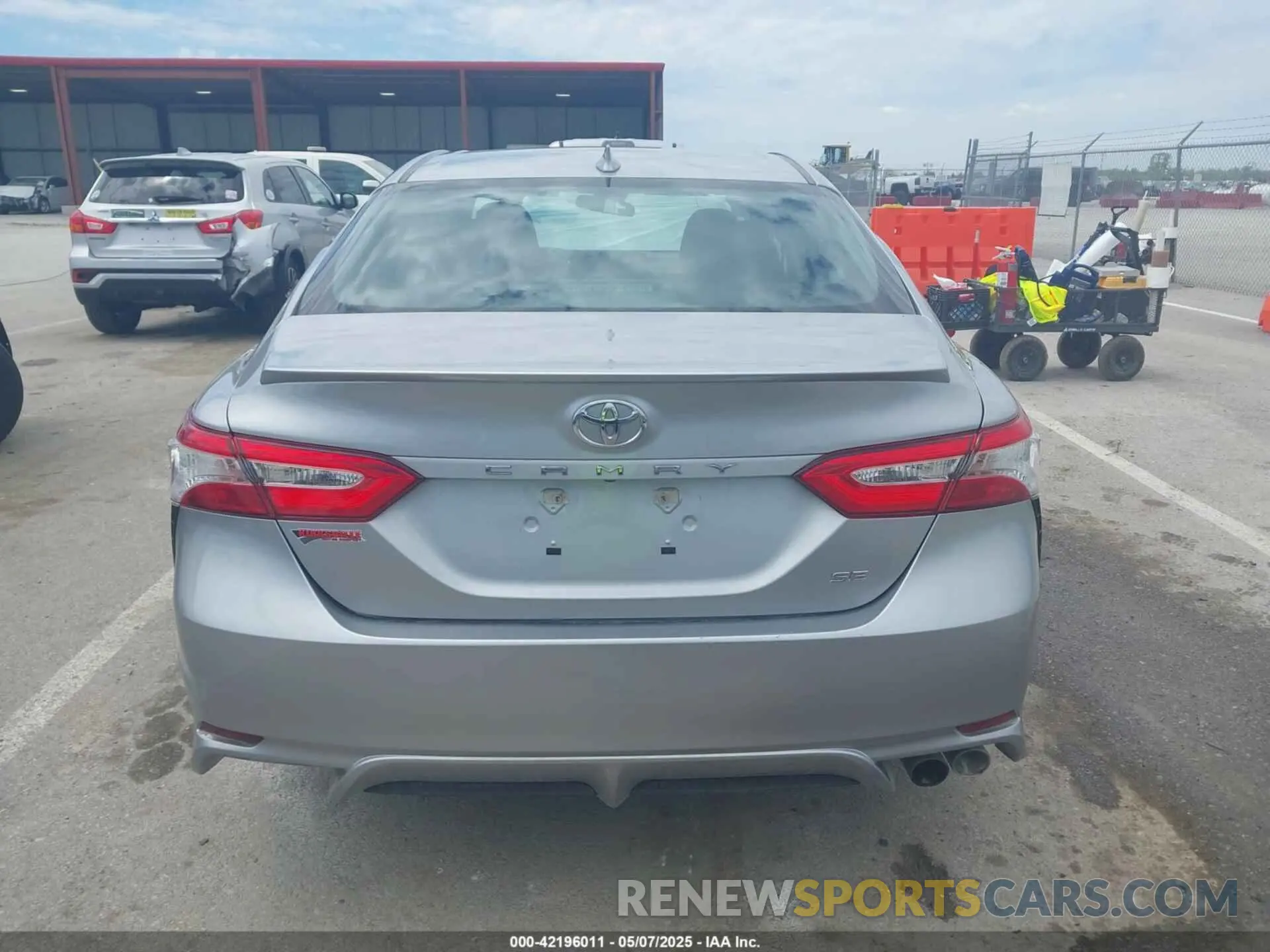 16 Photograph of a damaged car 4T1G11AK0LU924187 TOYOTA CAMRY 2020