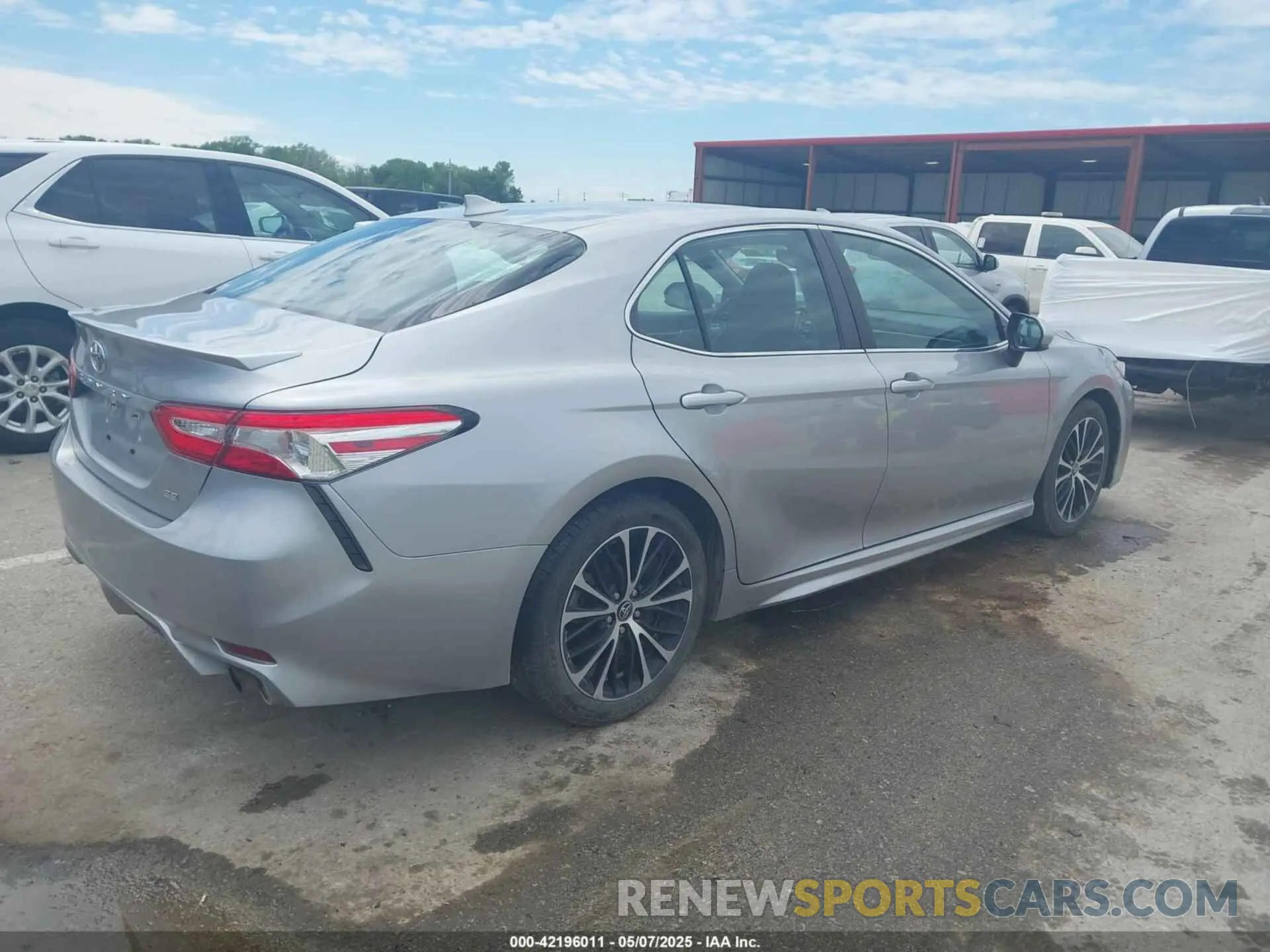 4 Photograph of a damaged car 4T1G11AK0LU924187 TOYOTA CAMRY 2020