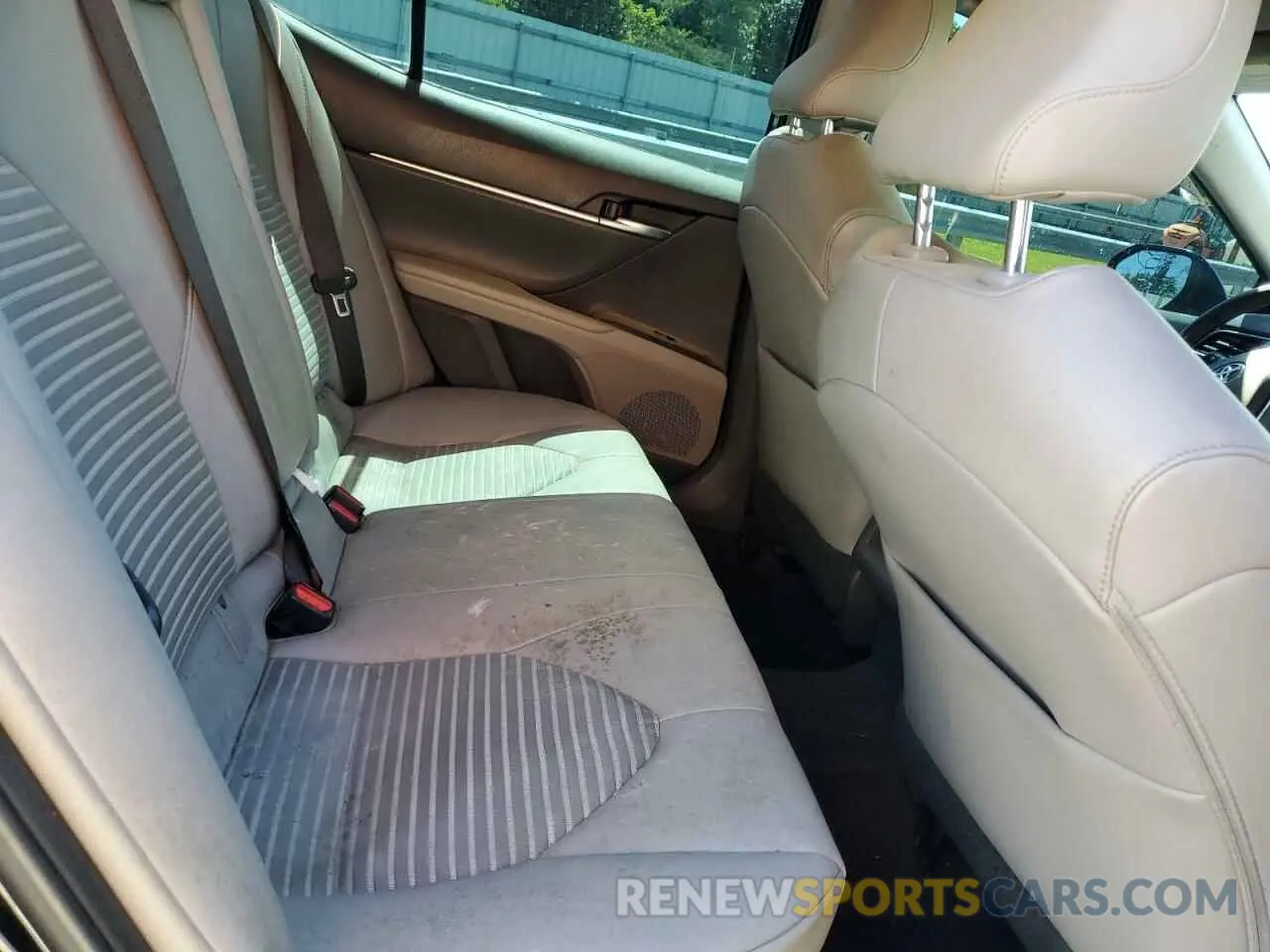 10 Photograph of a damaged car 4T1G11AK0LU942088 TOYOTA CAMRY 2020