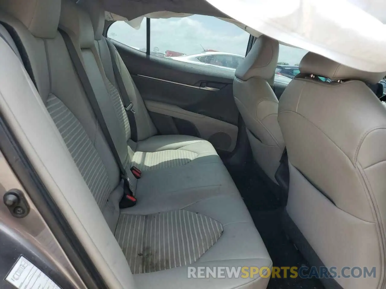 10 Photograph of a damaged car 4T1G11AK0LU944570 TOYOTA CAMRY 2020