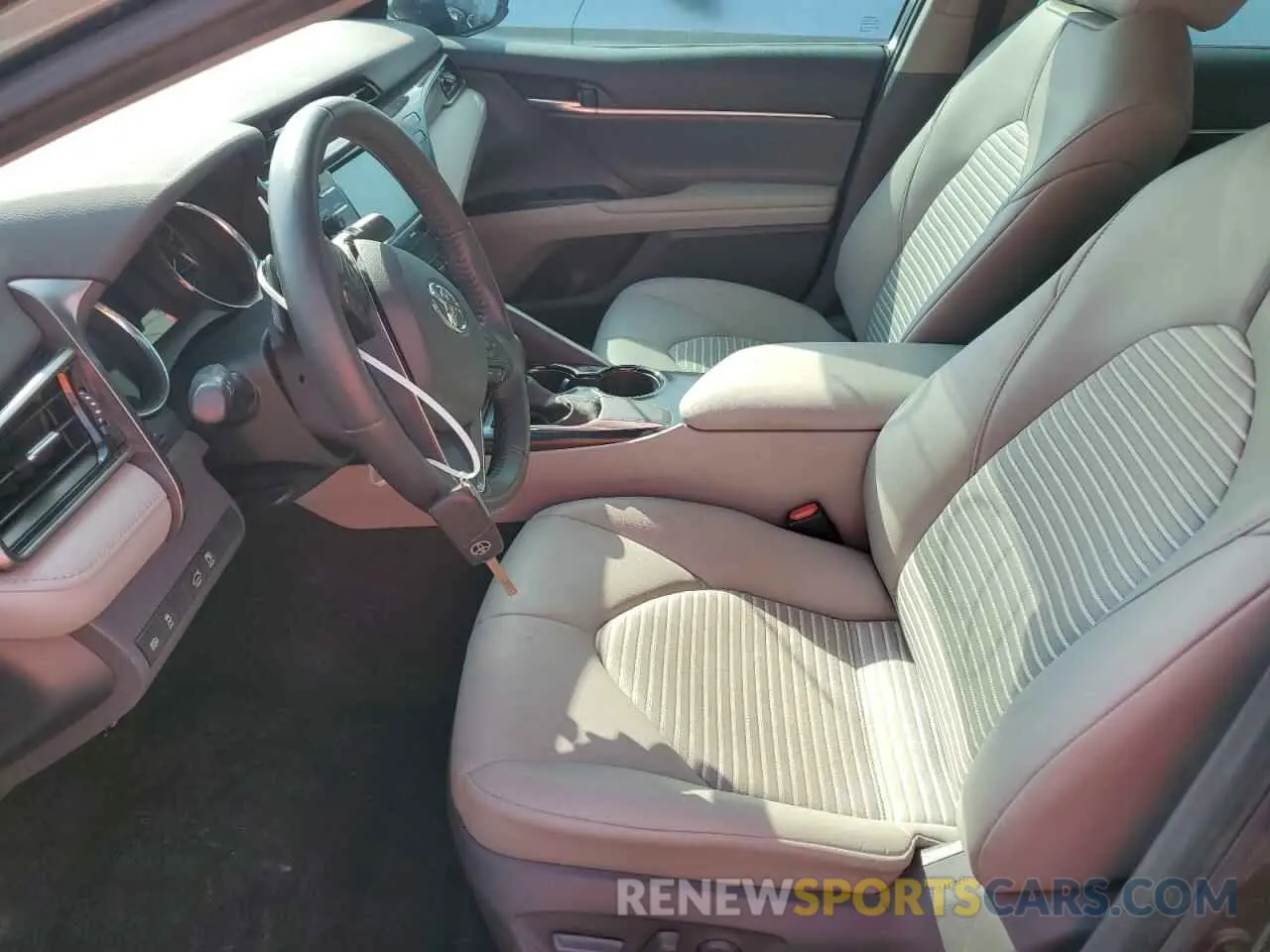 7 Photograph of a damaged car 4T1G11AK0LU975981 TOYOTA CAMRY 2020