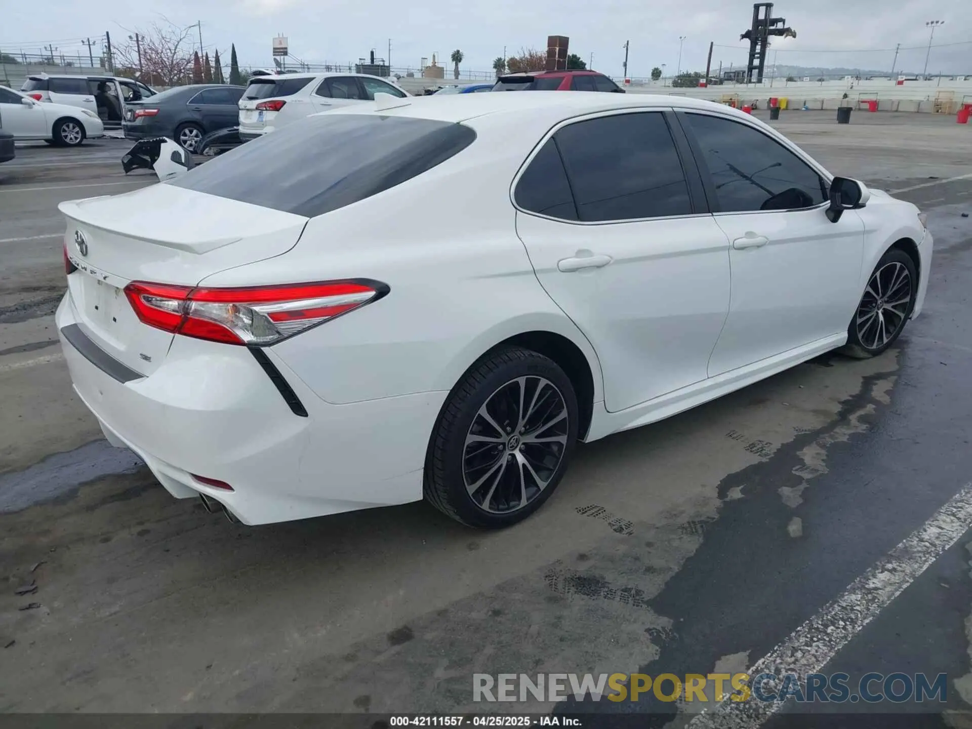 4 Photograph of a damaged car 4T1G11AK0LU982834 TOYOTA CAMRY 2020
