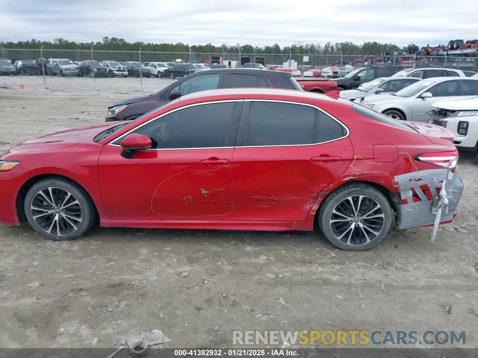 14 Photograph of a damaged car 4T1G11AK1LU352661 TOYOTA CAMRY 2020