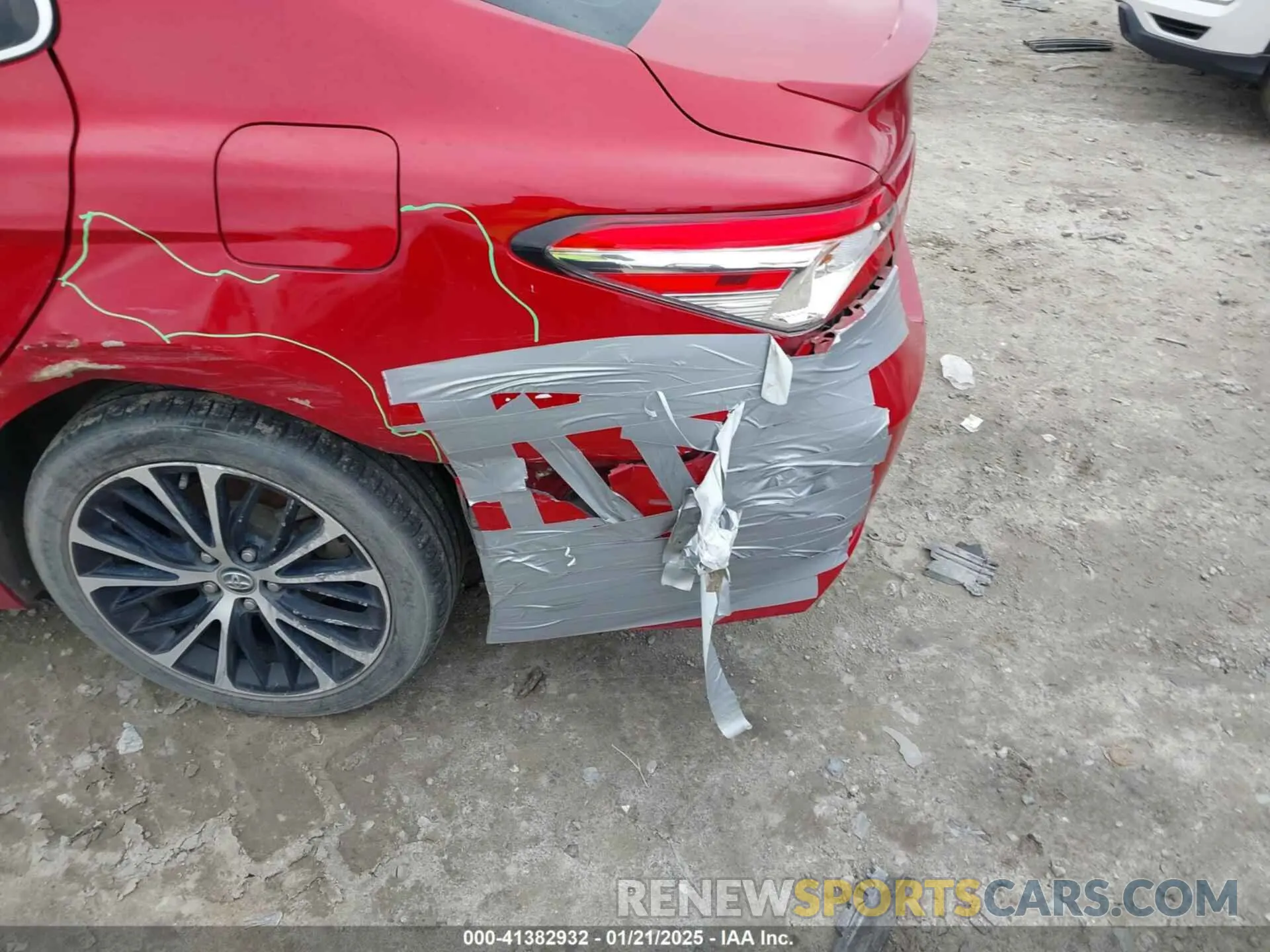 17 Photograph of a damaged car 4T1G11AK1LU352661 TOYOTA CAMRY 2020