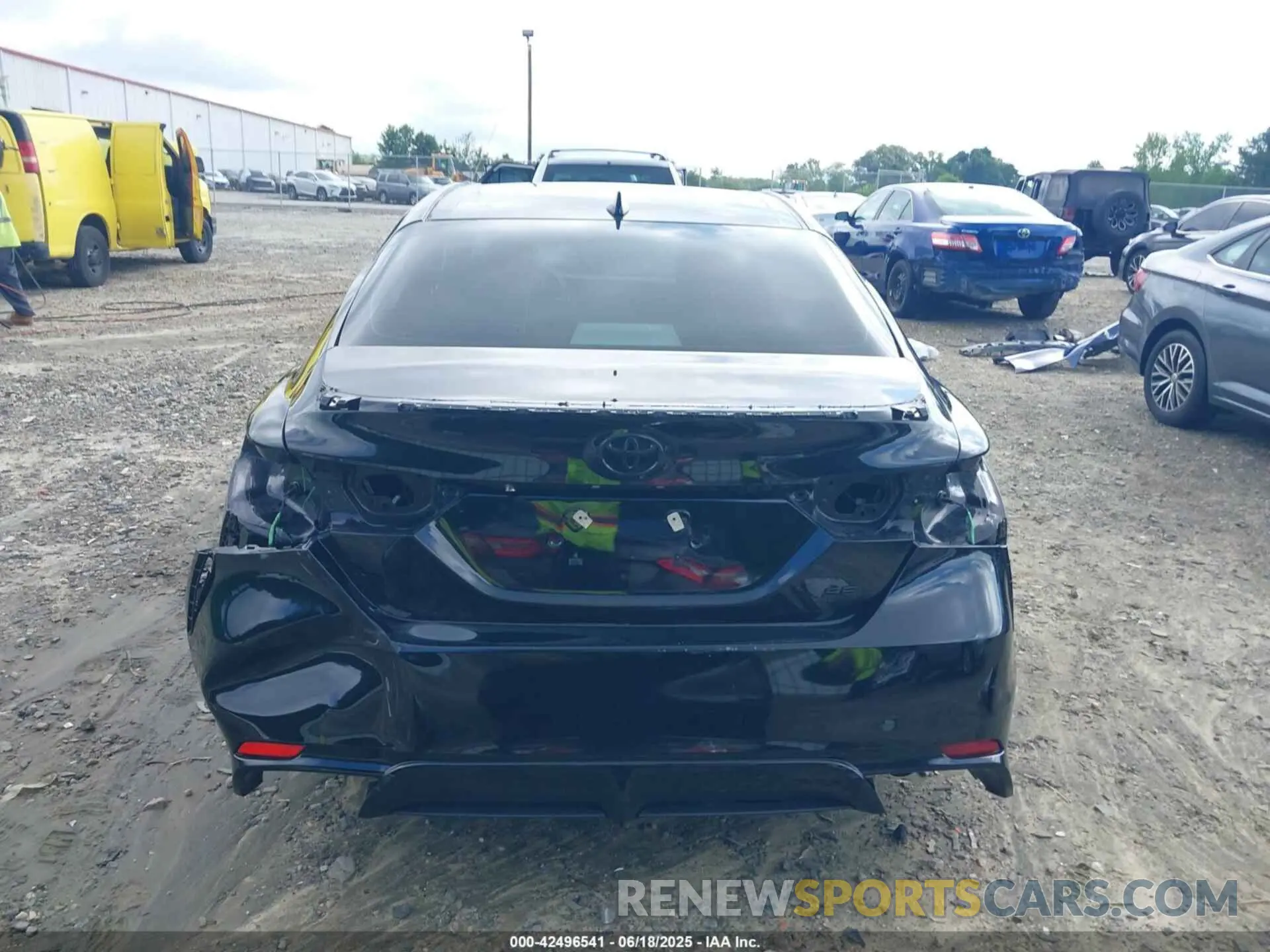 17 Photograph of a damaged car 4T1G11AK1LU369525 TOYOTA CAMRY 2020