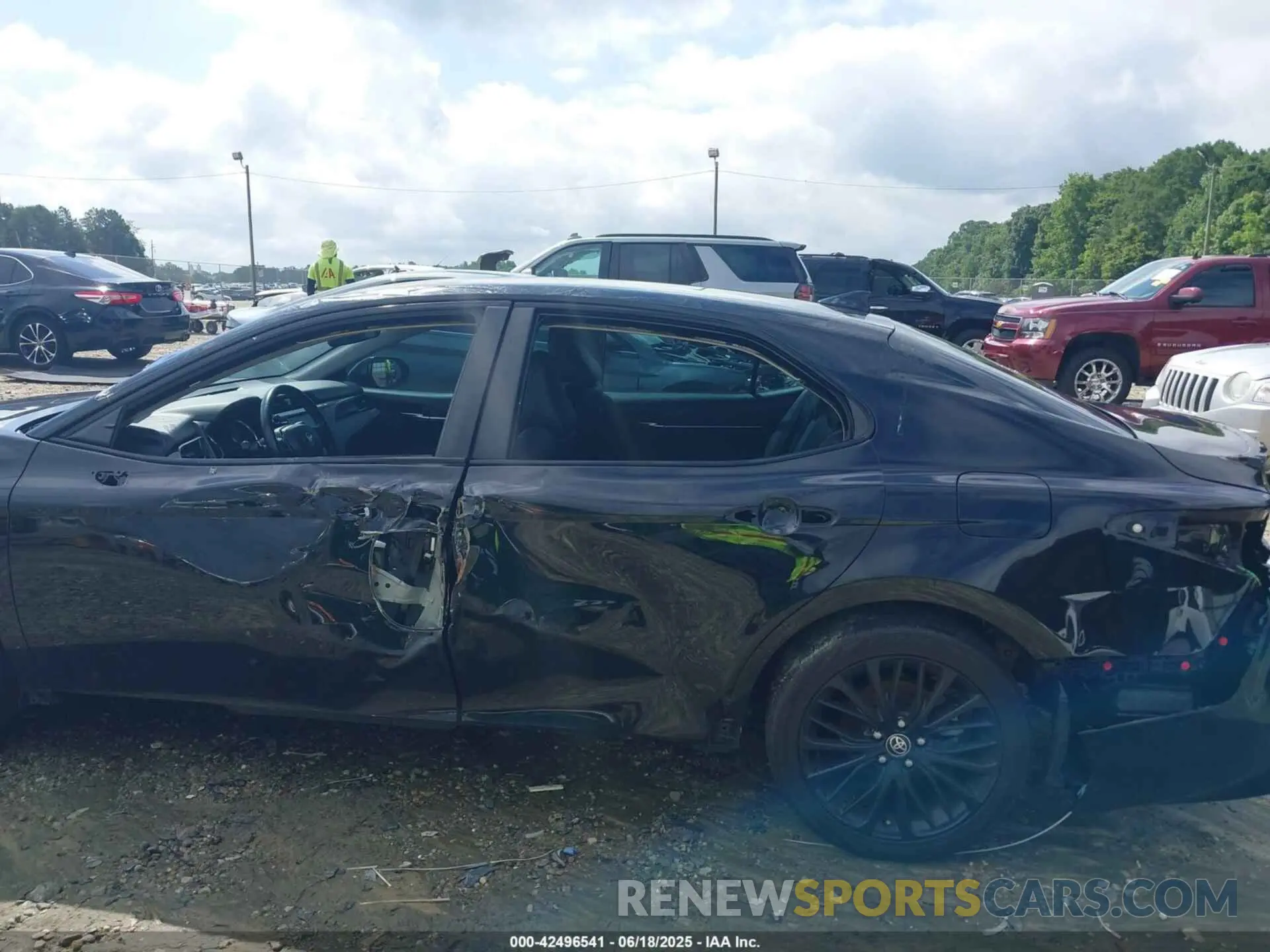 6 Photograph of a damaged car 4T1G11AK1LU369525 TOYOTA CAMRY 2020