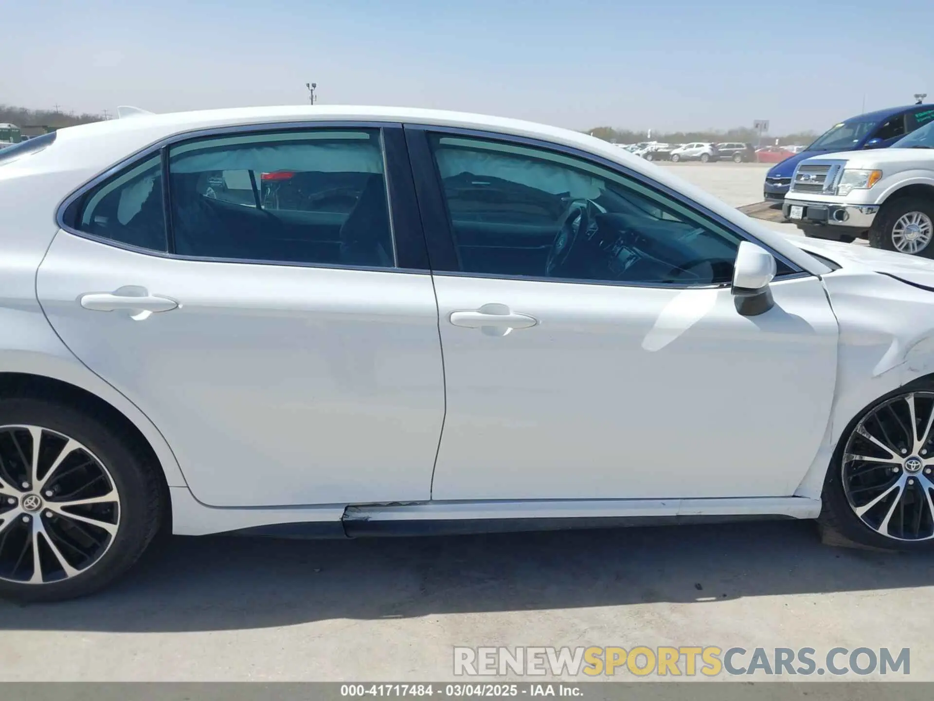 12 Photograph of a damaged car 4T1G11AK1LU399754 TOYOTA CAMRY 2020