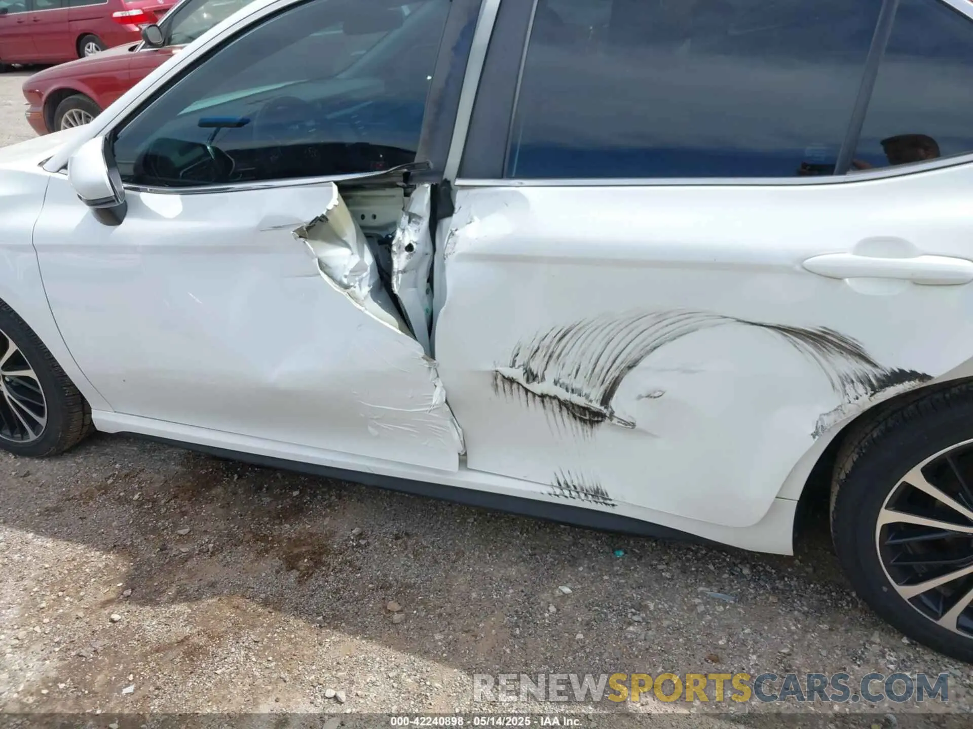 14 Photograph of a damaged car 4T1G11AK1LU862704 TOYOTA CAMRY 2020