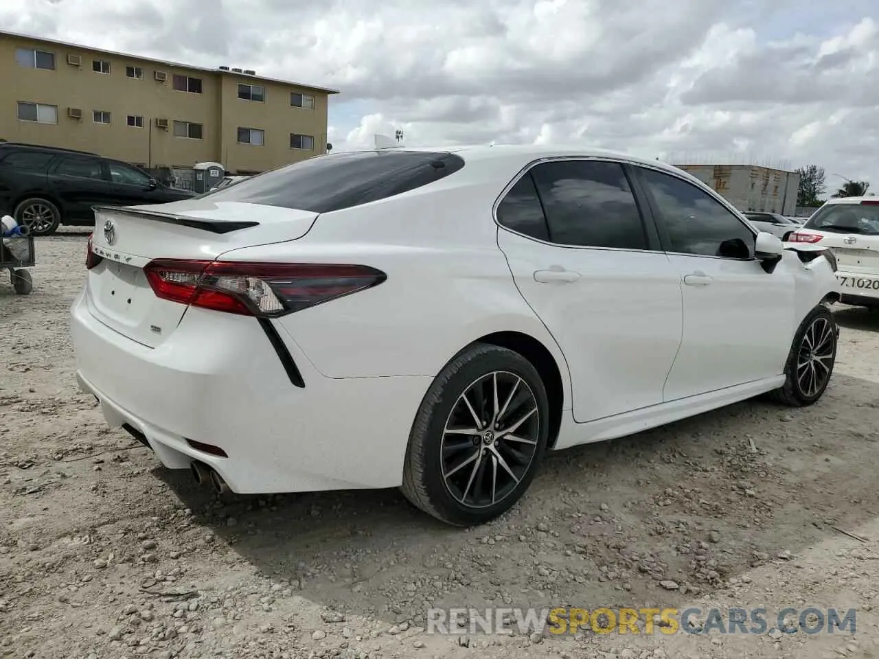 3 Photograph of a damaged car 4T1G11AK1LU900142 TOYOTA CAMRY 2020