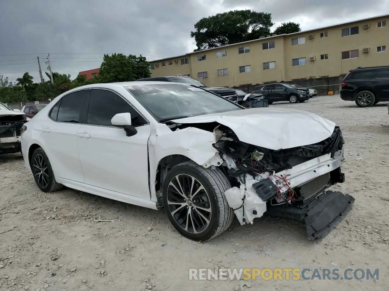 4 Photograph of a damaged car 4T1G11AK1LU900142 TOYOTA CAMRY 2020