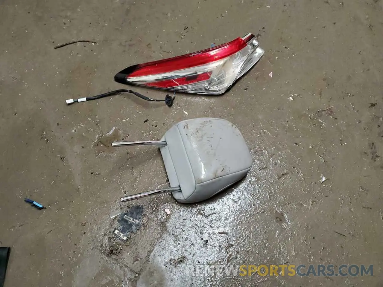 12 Photograph of a damaged car 4T1G11AK1LU908936 TOYOTA CAMRY 2020