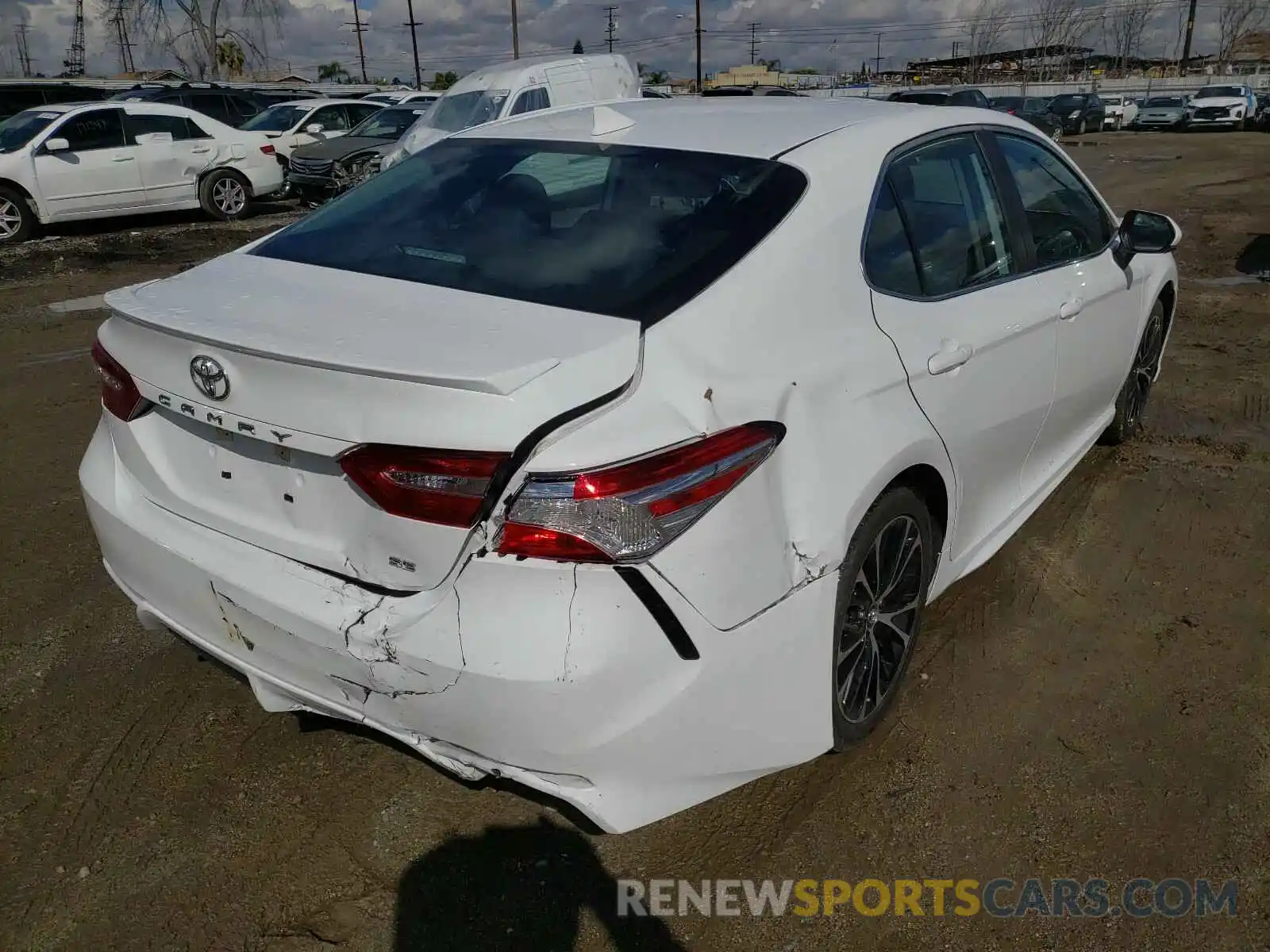 4 Photograph of a damaged car 4T1G11AK1LU931567 TOYOTA CAMRY 2020