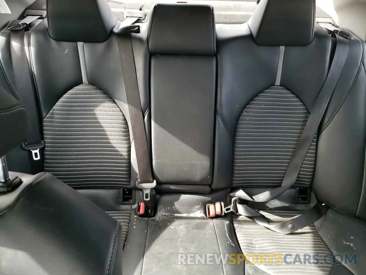 10 Photograph of a damaged car 4T1G11AK1LU942679 TOYOTA CAMRY 2020