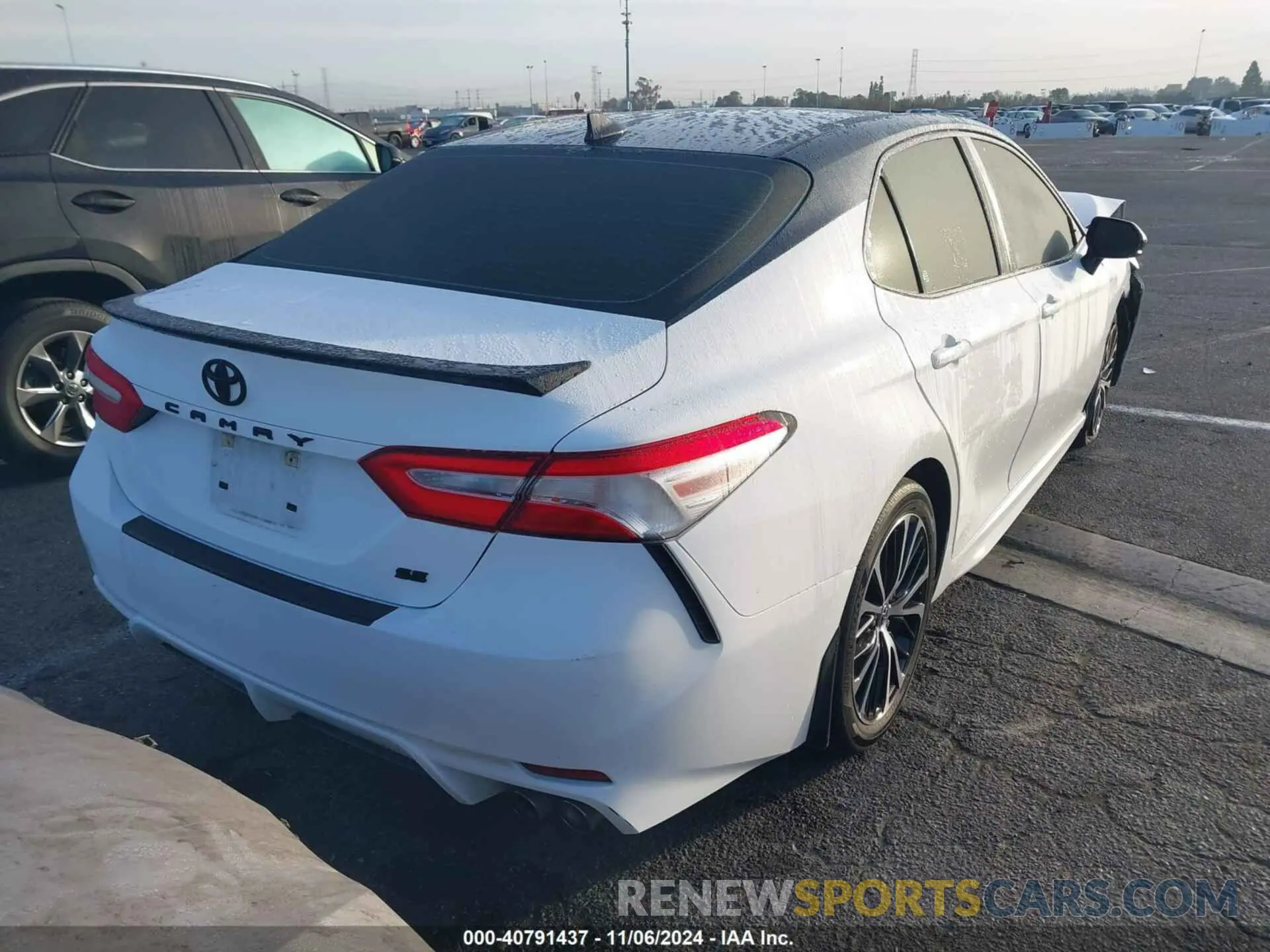 4 Photograph of a damaged car 4T1G11AK2LU336646 TOYOTA CAMRY 2020