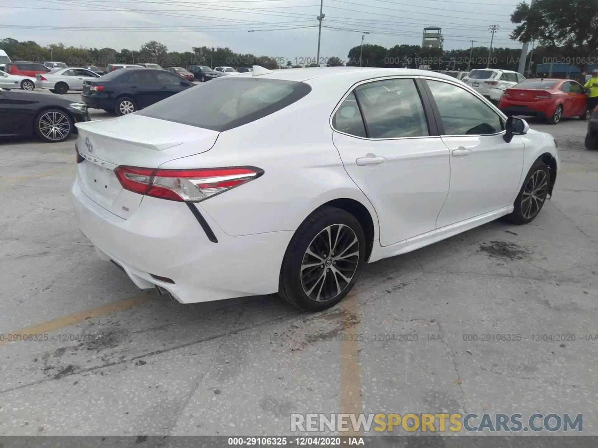 4 Photograph of a damaged car 4T1G11AK2LU862260 TOYOTA CAMRY 2020