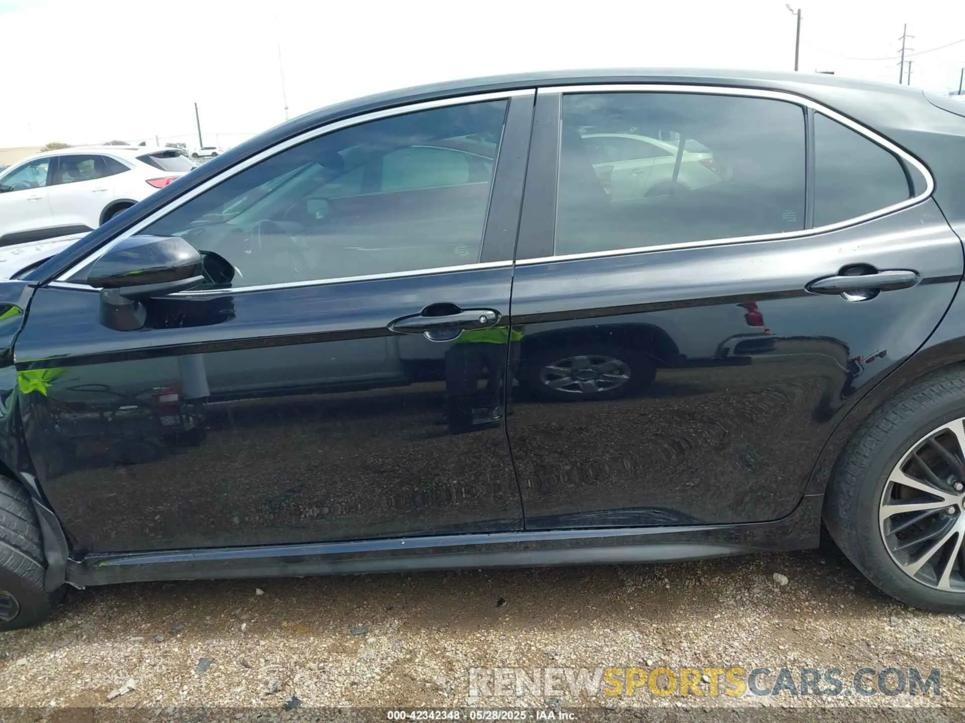 14 Photograph of a damaged car 4T1G11AK2LU975285 TOYOTA CAMRY 2020