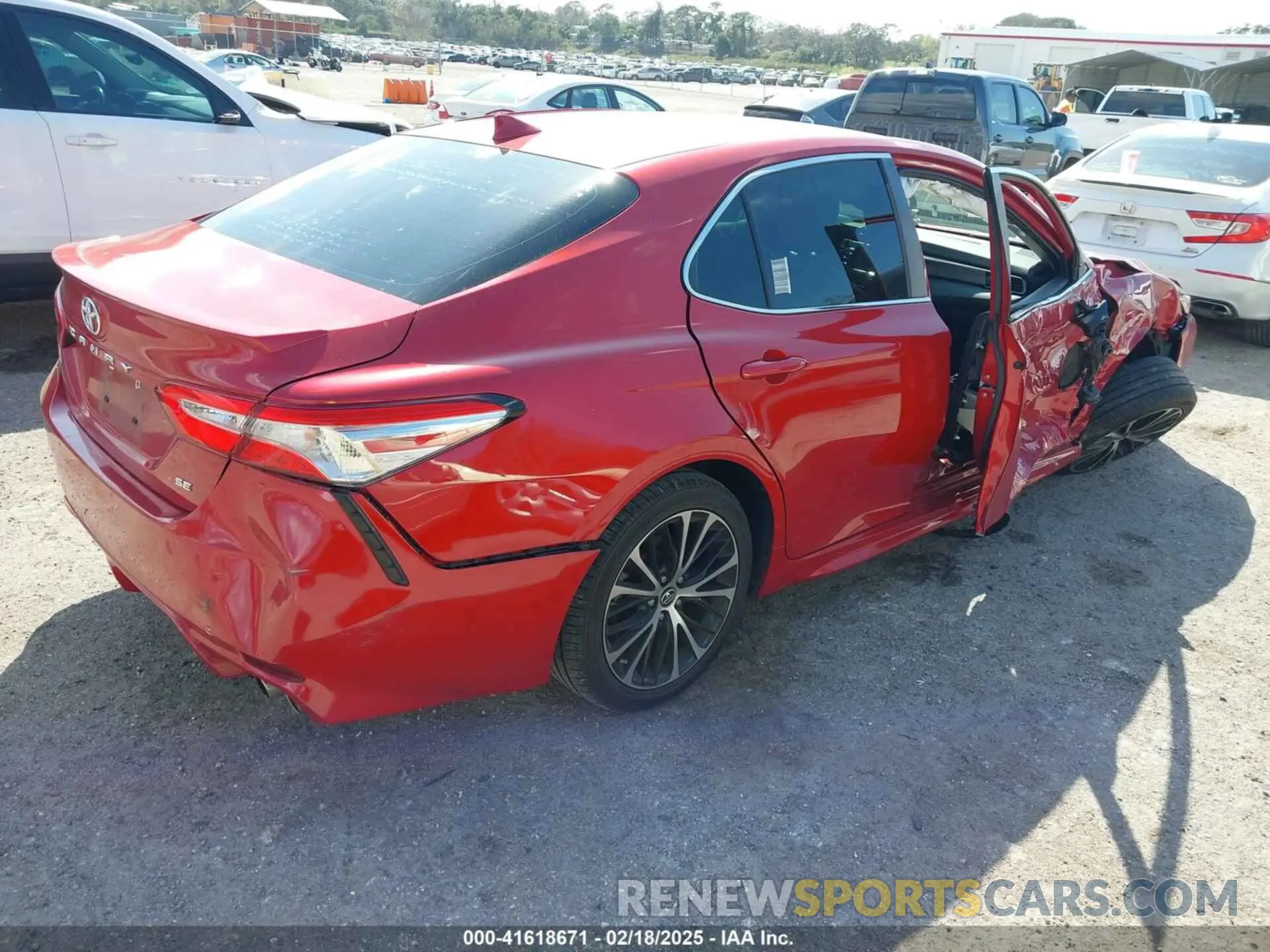 4 Photograph of a damaged car 4T1G11AK3LU316020 TOYOTA CAMRY 2020