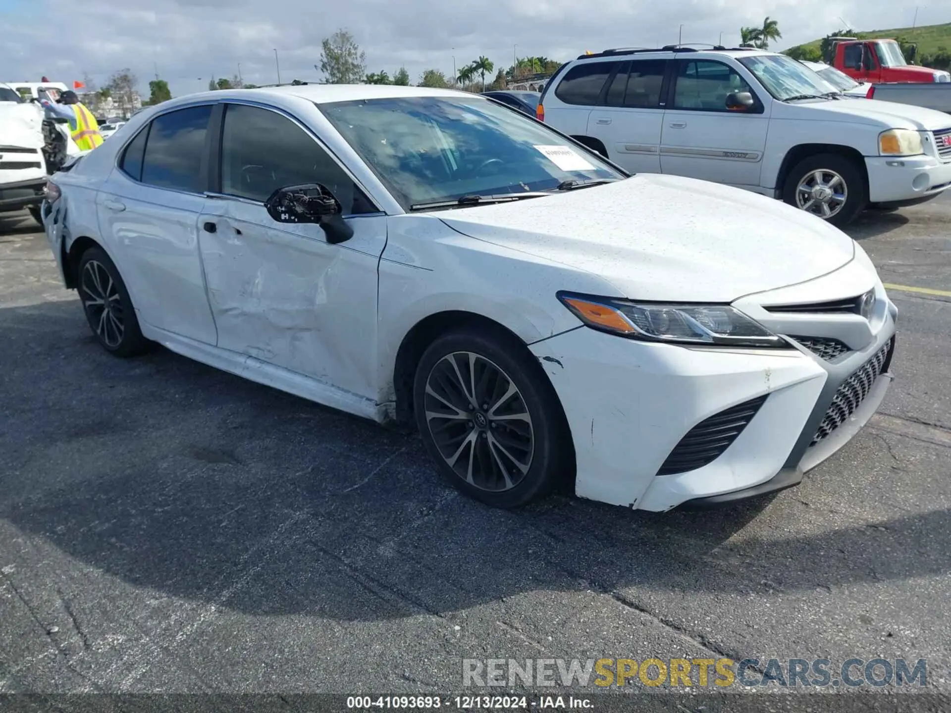 1 Photograph of a damaged car 4T1G11AK4LU884549 TOYOTA CAMRY 2020