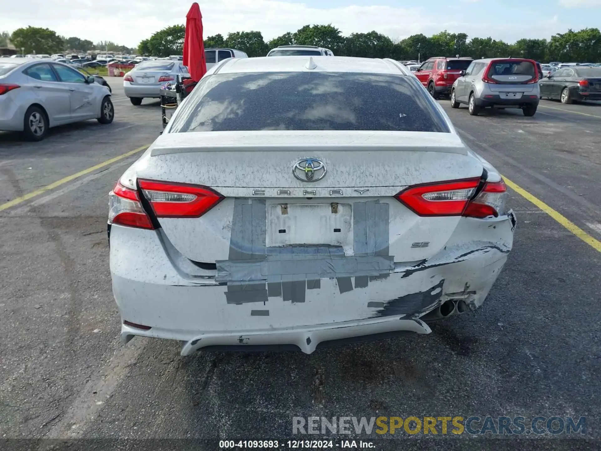 16 Photograph of a damaged car 4T1G11AK4LU884549 TOYOTA CAMRY 2020