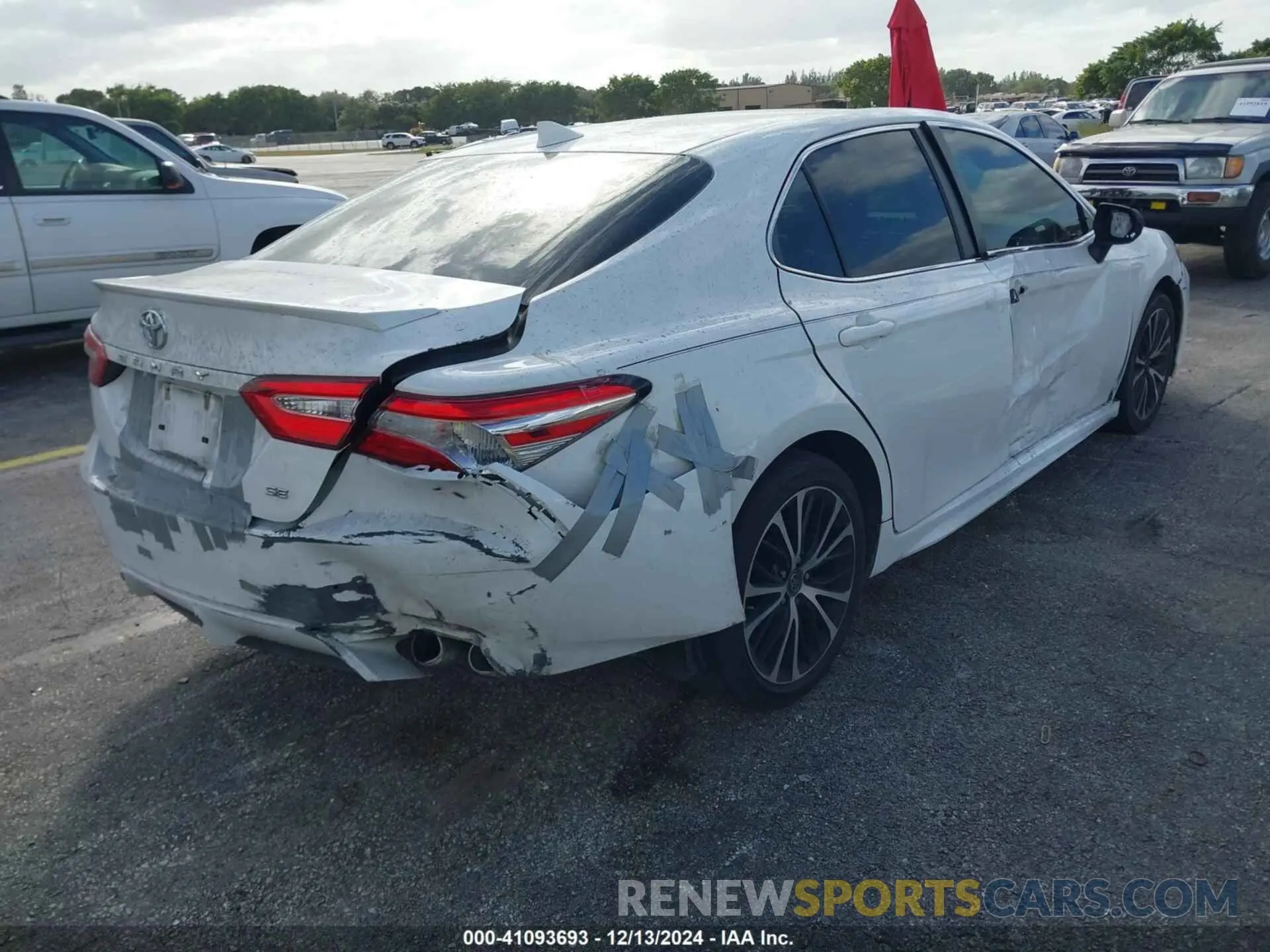 4 Photograph of a damaged car 4T1G11AK4LU884549 TOYOTA CAMRY 2020