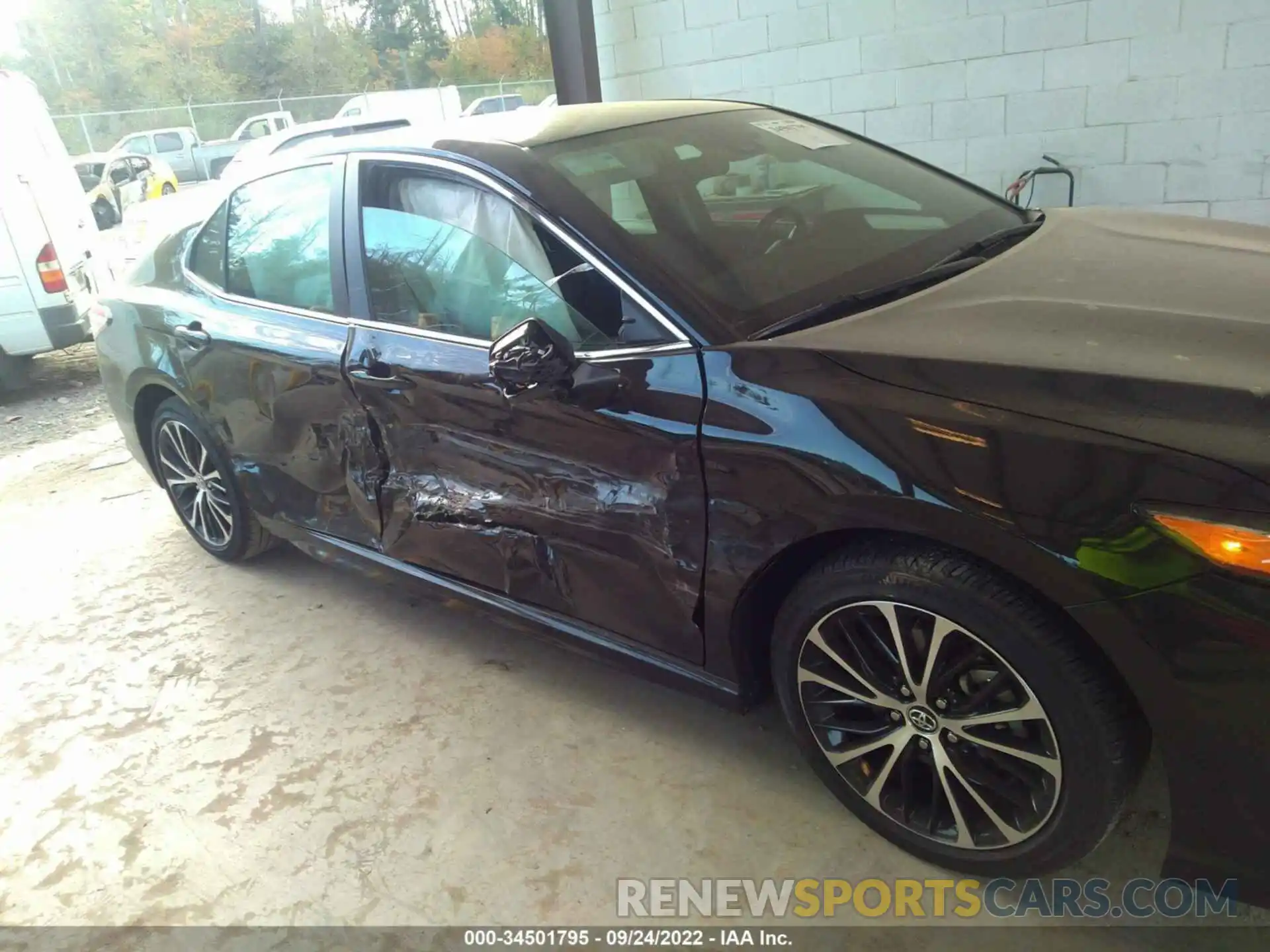 6 Photograph of a damaged car 4T1G11AK5LU320621 TOYOTA CAMRY 2020