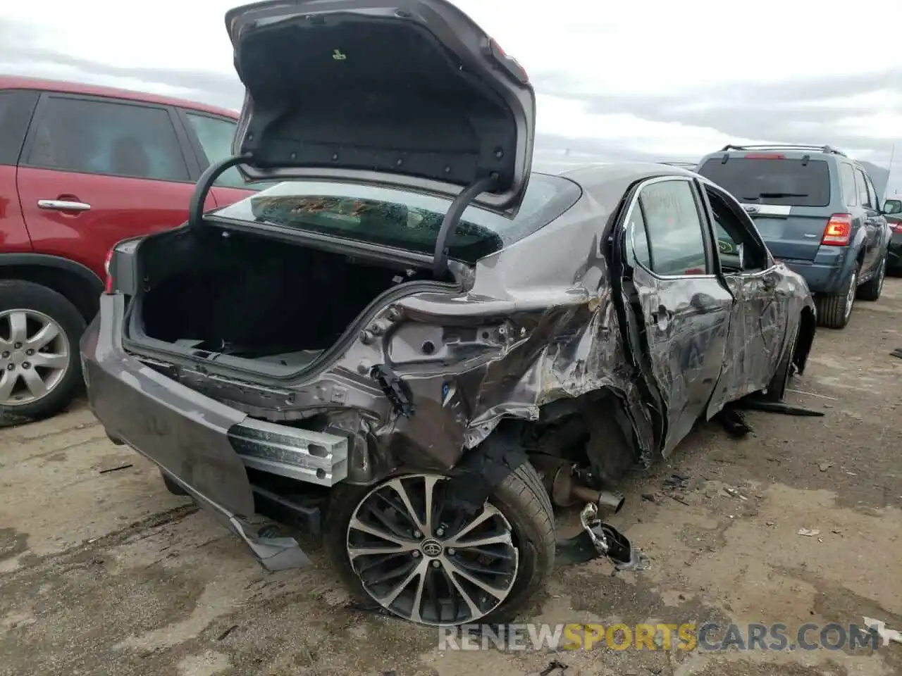 4 Photograph of a damaged car 4T1G11AK5LU362237 TOYOTA CAMRY 2020