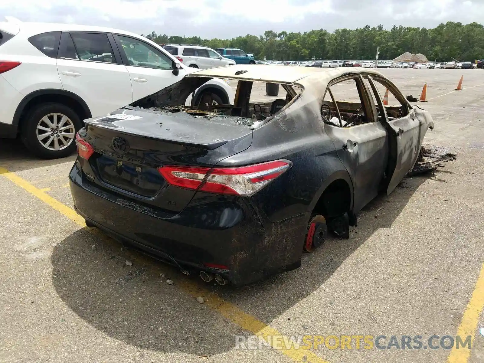 4 Photograph of a damaged car 4T1G11AK5LU877836 TOYOTA CAMRY 2020