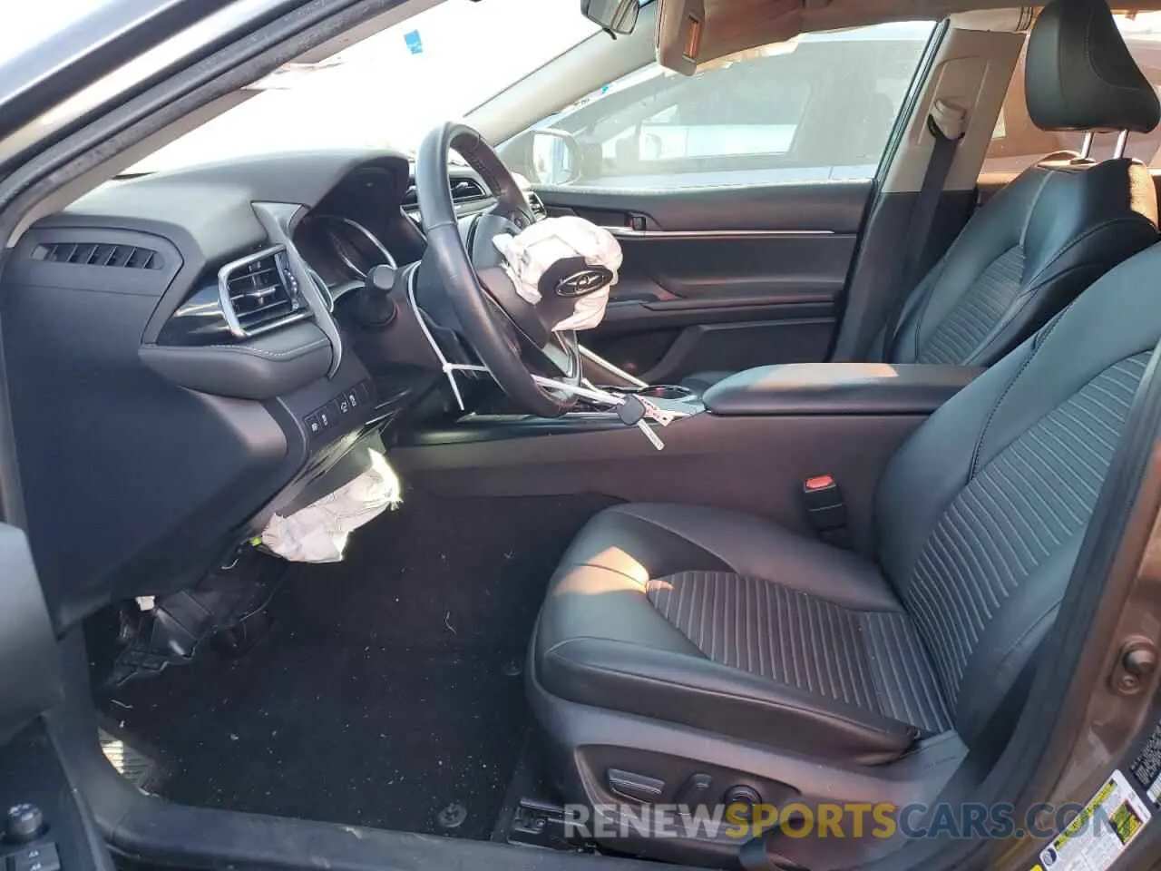 7 Photograph of a damaged car 4T1G11AK5LU946007 TOYOTA CAMRY 2020