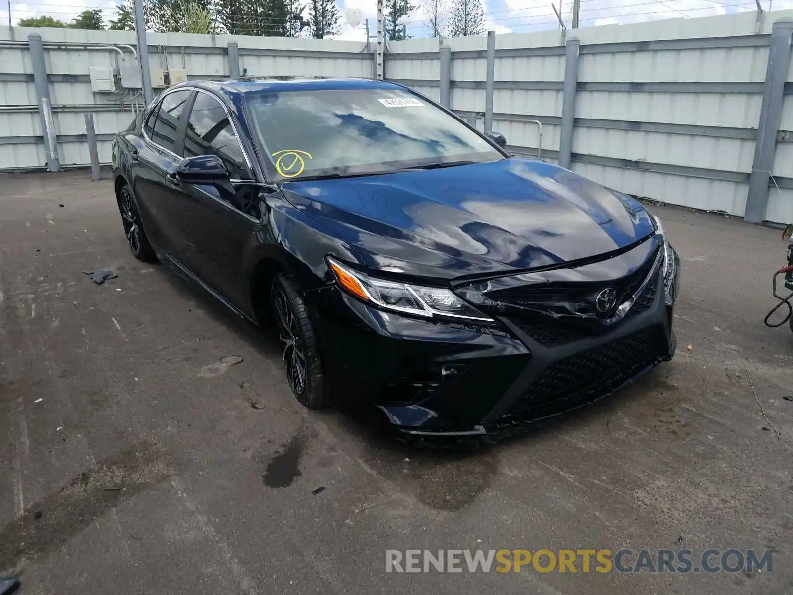 1 Photograph of a damaged car 4T1G11AK6LU325536 TOYOTA CAMRY 2020