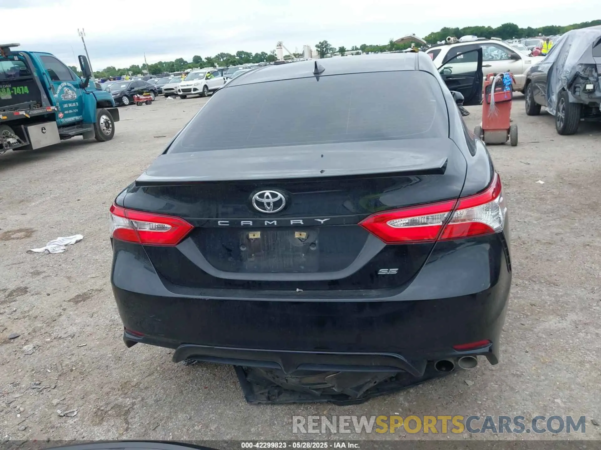 16 Photograph of a damaged car 4T1G11AK6LU505986 TOYOTA CAMRY 2020