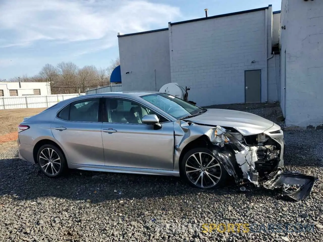 4 Photograph of a damaged car 4T1G11AK6LU858485 TOYOTA CAMRY 2020