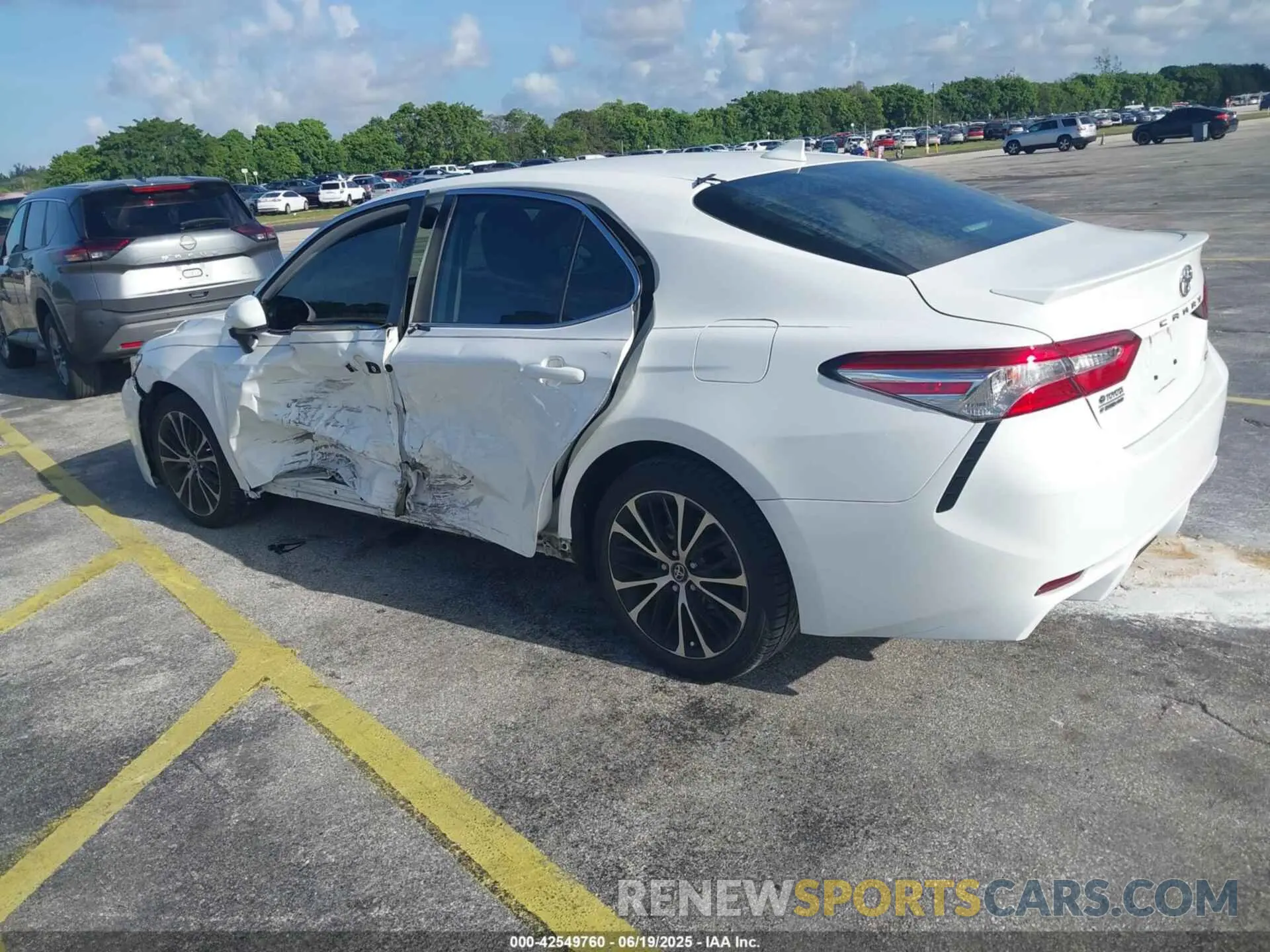 3 Photograph of a damaged car 4T1G11AK6LU914800 TOYOTA CAMRY 2020