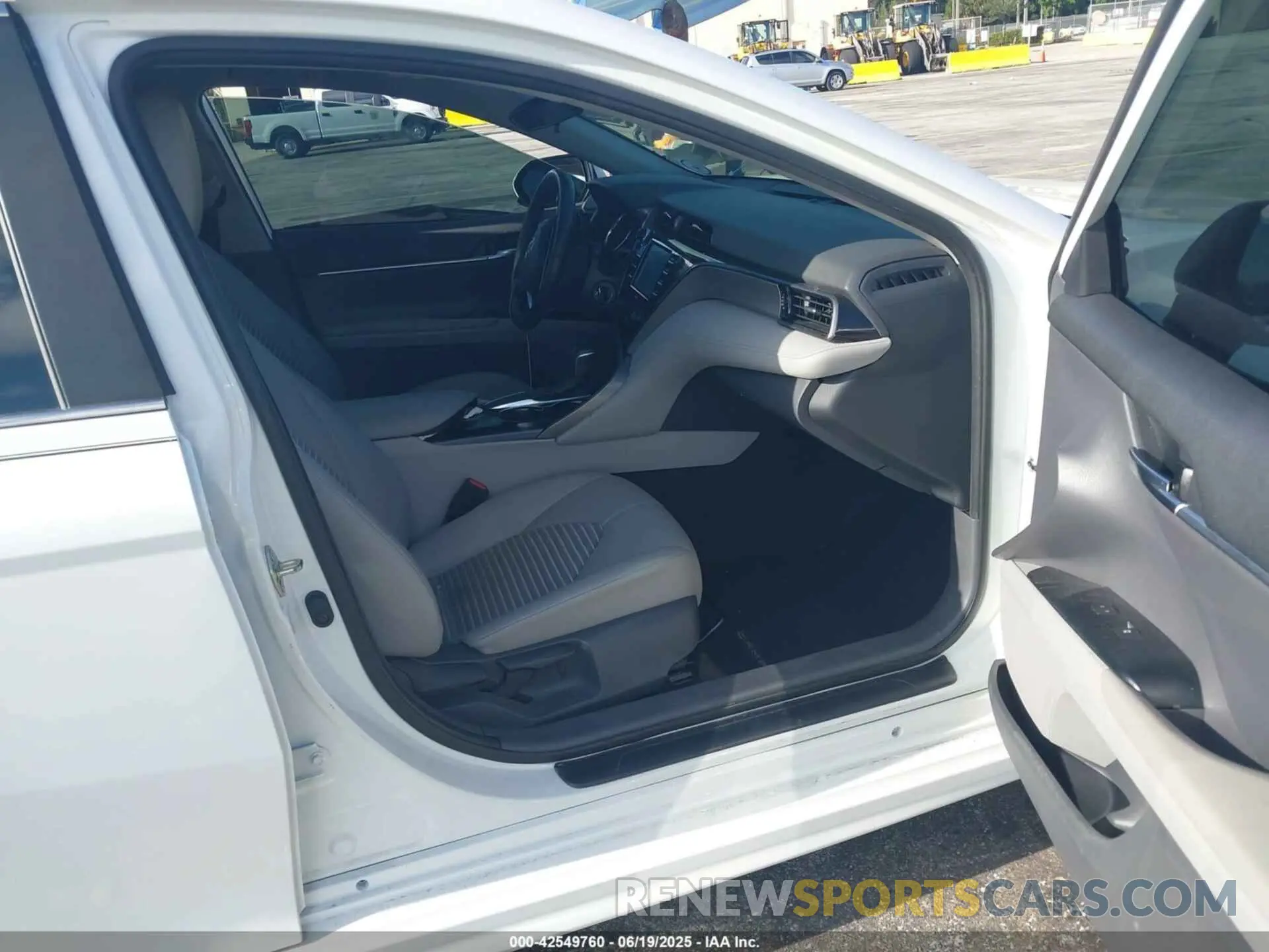 5 Photograph of a damaged car 4T1G11AK6LU914800 TOYOTA CAMRY 2020
