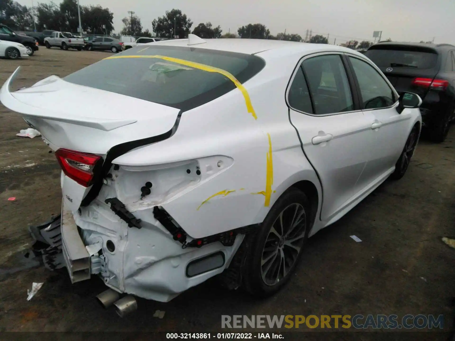 4 Photograph of a damaged car 4T1G11AK6LU989190 TOYOTA CAMRY 2020