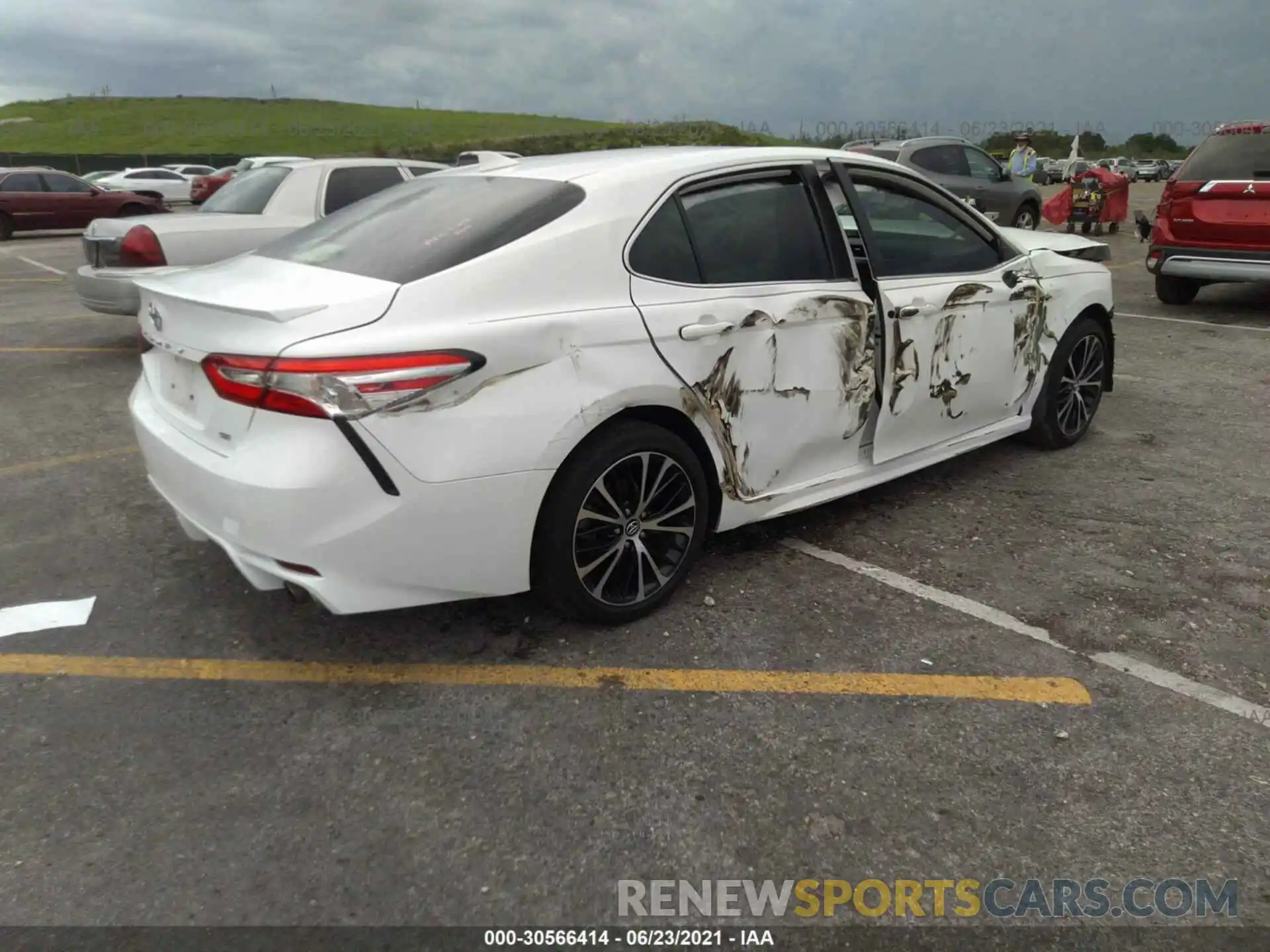 4 Photograph of a damaged car 4T1G11AK7LU340496 TOYOTA CAMRY 2020