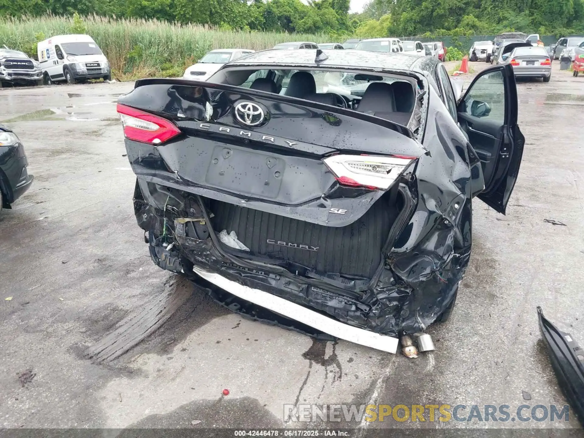 16 Photograph of a damaged car 4T1G11AK7LU917866 TOYOTA CAMRY 2020