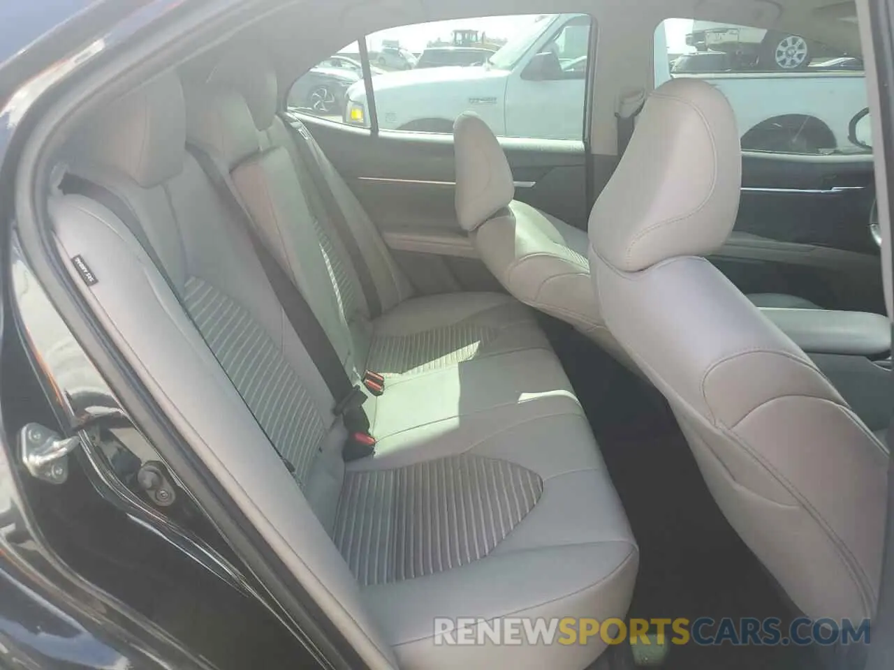 10 Photograph of a damaged car 4T1G11AK7LU940225 TOYOTA CAMRY 2020