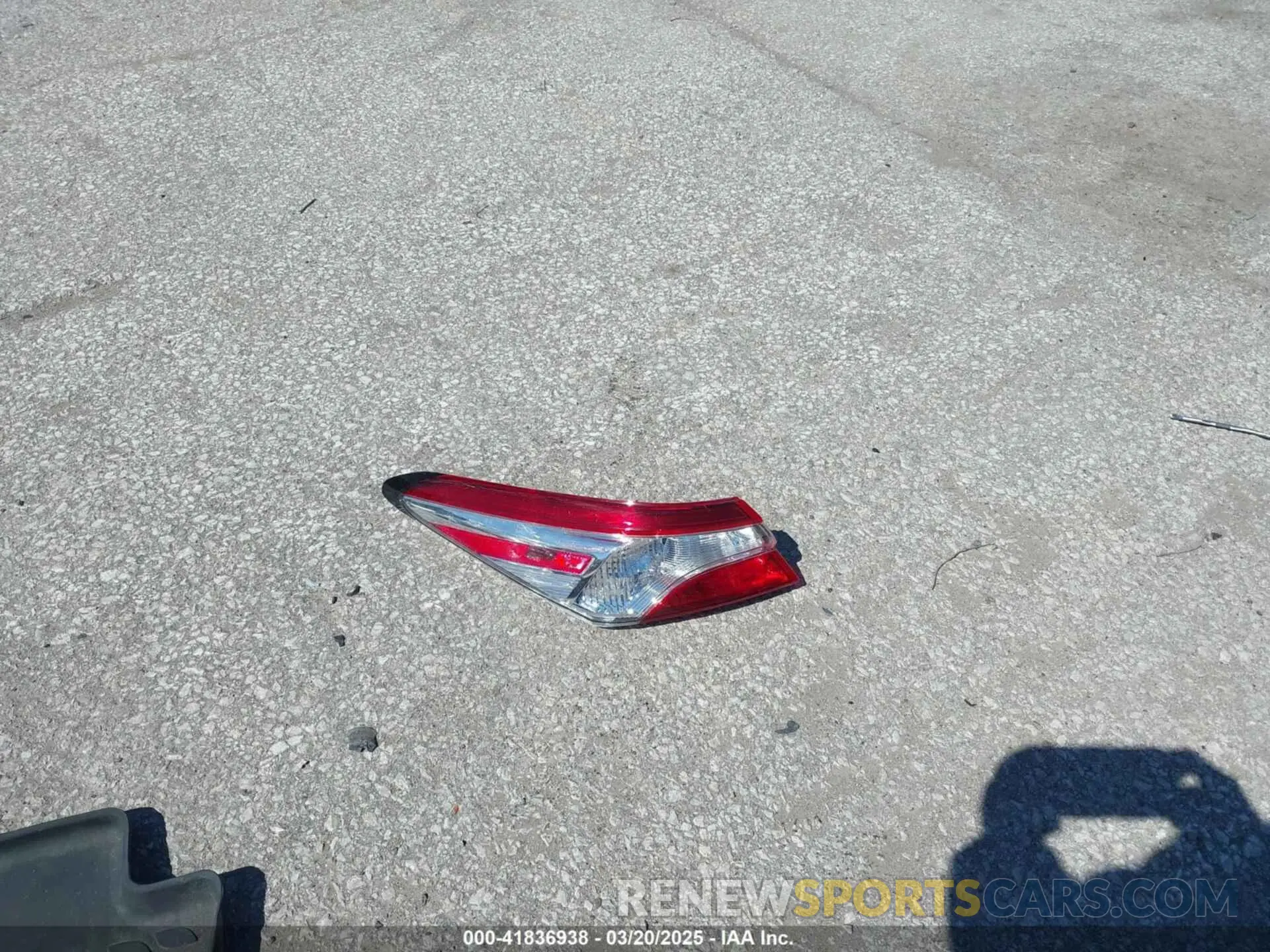 12 Photograph of a damaged car 4T1G11AK7LU960524 TOYOTA CAMRY 2020
